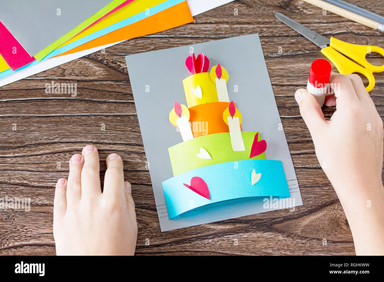 L Enfant Colle Carte De Souhaits Avec Gateau D Anniversaire Felicitations Projet D Art Pour Enfants Bricolage Pour Enfants Bricolage Pour Enfants Photo Stock Alamy