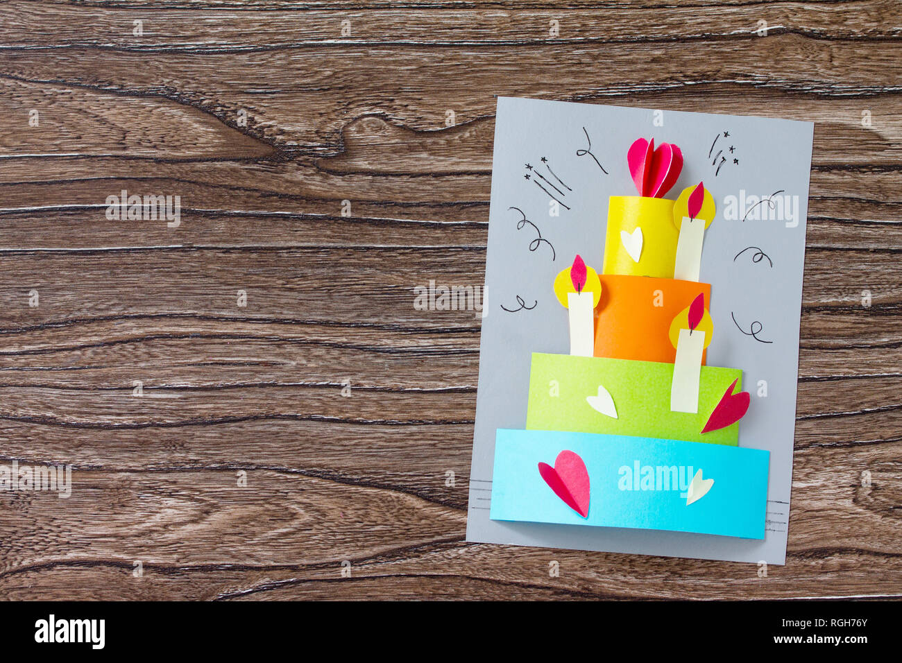 Carte De Souhaits Avec Gateau D Anniversaire Felicitations Sur Une Table En Bois Projet D Art Pour Enfants Bricolage Pour Enfants Bricolage Pour Enfants Vue Superieure De La Zone De Mise A Plat Photo