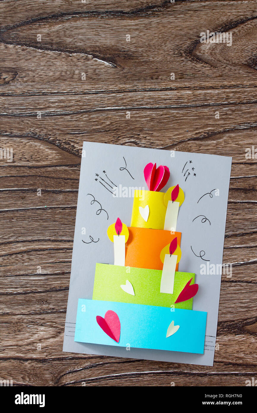 Carte De Souhaits Avec Gateau D Anniversaire Felicitations Sur Une Table En Bois Projet D Art Pour Enfants Bricolage Pour Enfants Bricolage Pour Enfants Vue Superieure De La Zone De Mise A Plat Photo