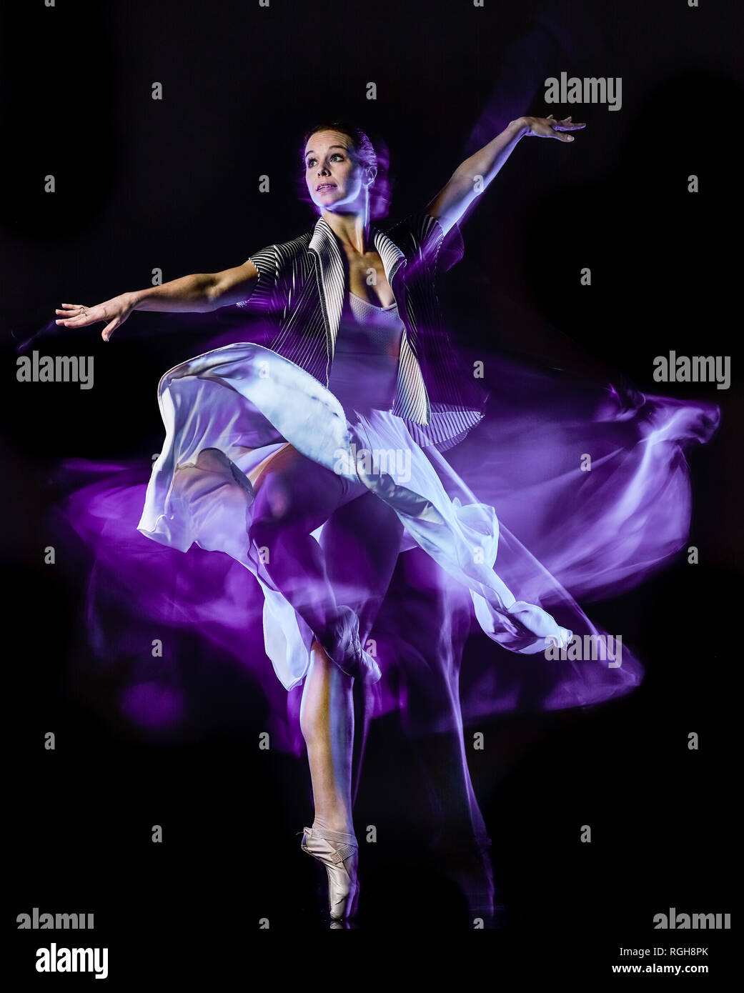 Un danseur de ballet moderne woman dancing woman studio shot isolé sur bacground noir Banque D'Images