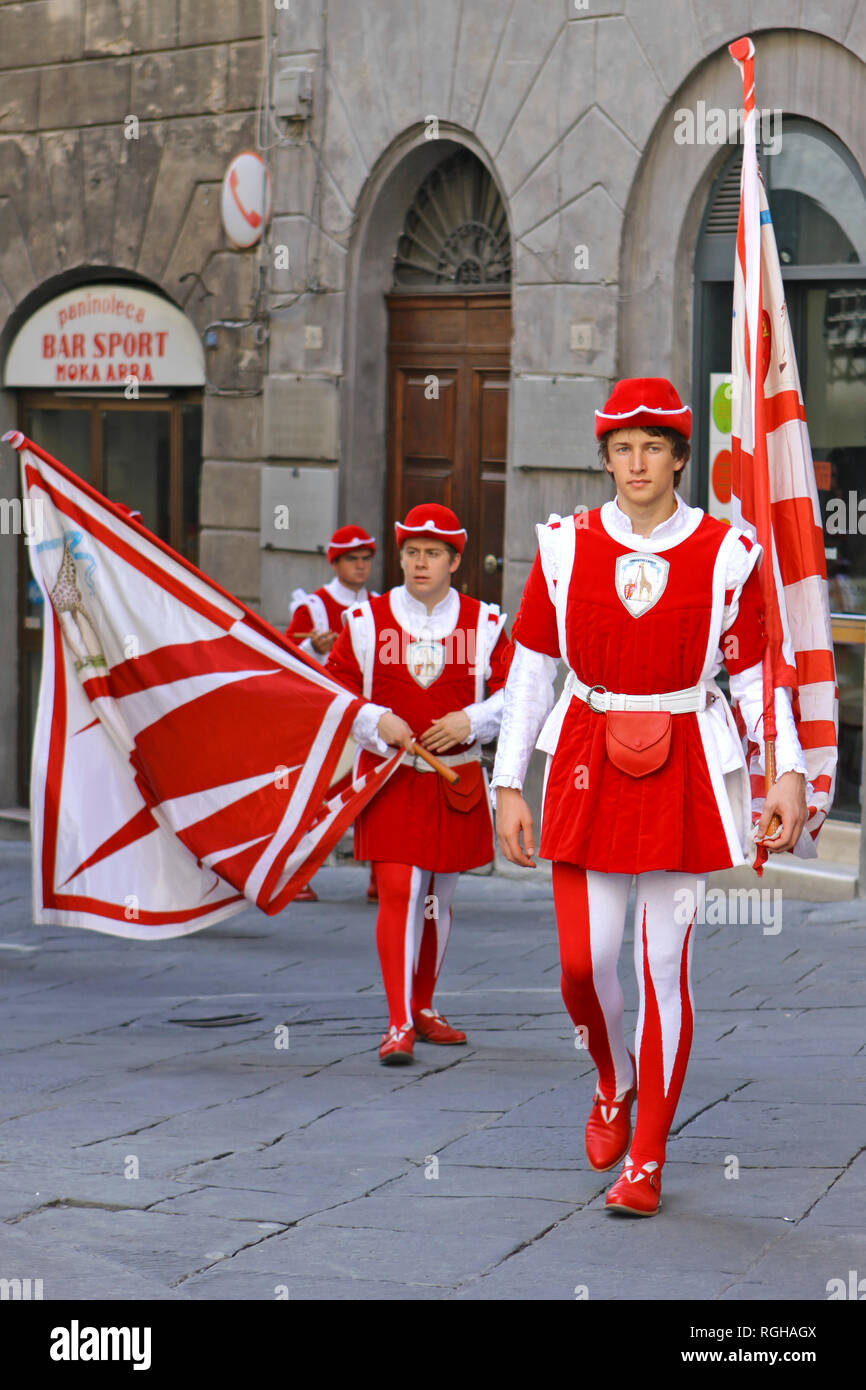 Procession en habits traditionnels, Corsa del Palio, dans la ville historique de Sienne, Toscane, Italie, Europe Banque D'Images