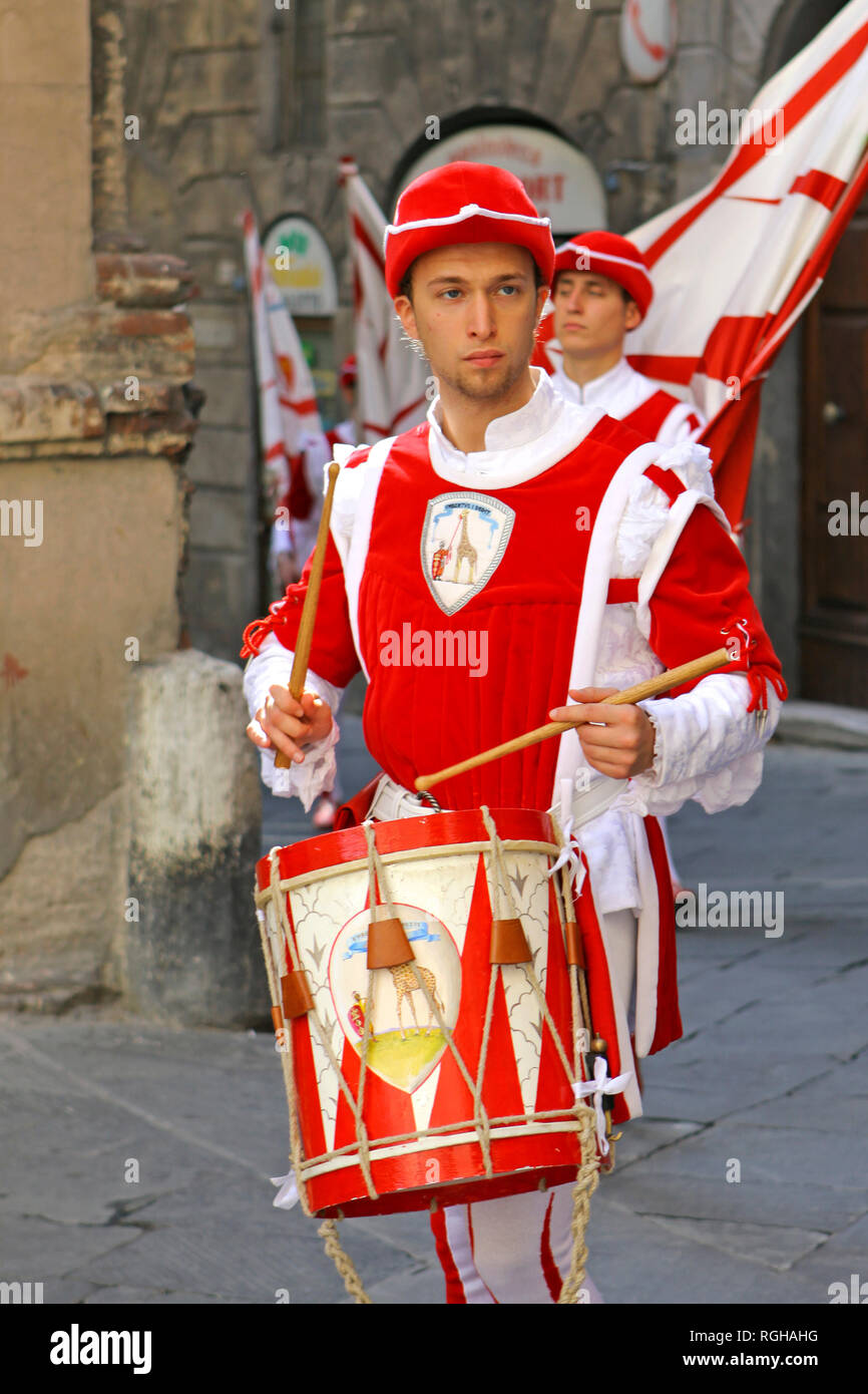 Procession en habits traditionnels, Corsa del Palio, dans la ville historique de Sienne, Toscane, Italie, Europe Banque D'Images