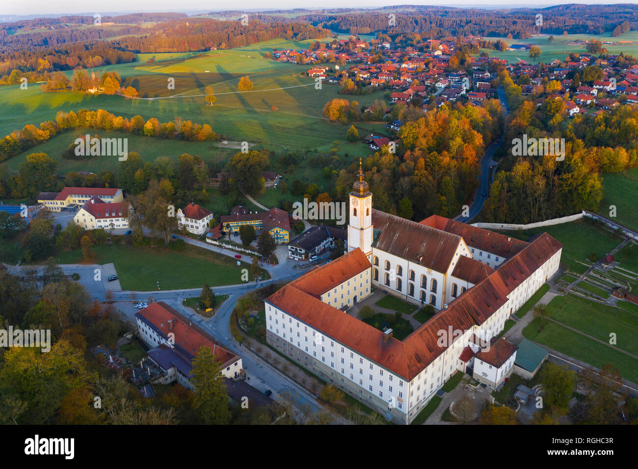 Allemagne, Berlin, Dietramszell, vue aérienne d'un monastère, le monastère de Sœurs Salésiennes Banque D'Images