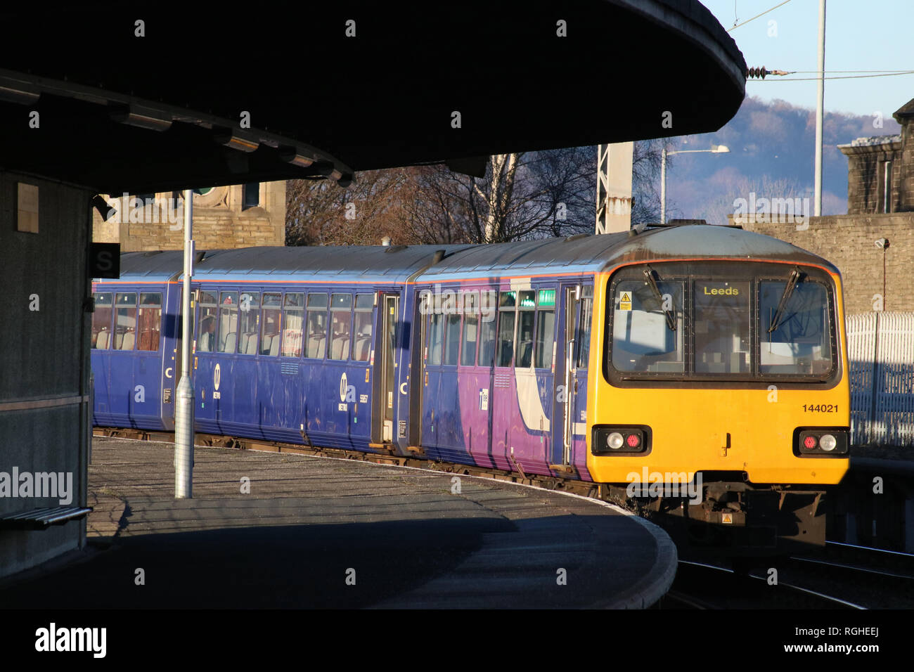 Class 144 diesel stimulateur laissant Comunidad de la gare avec un train de voyageurs le 28 janvier 2019 encadré par plate-forme et le toit de la plate-forme incurvée. Banque D'Images