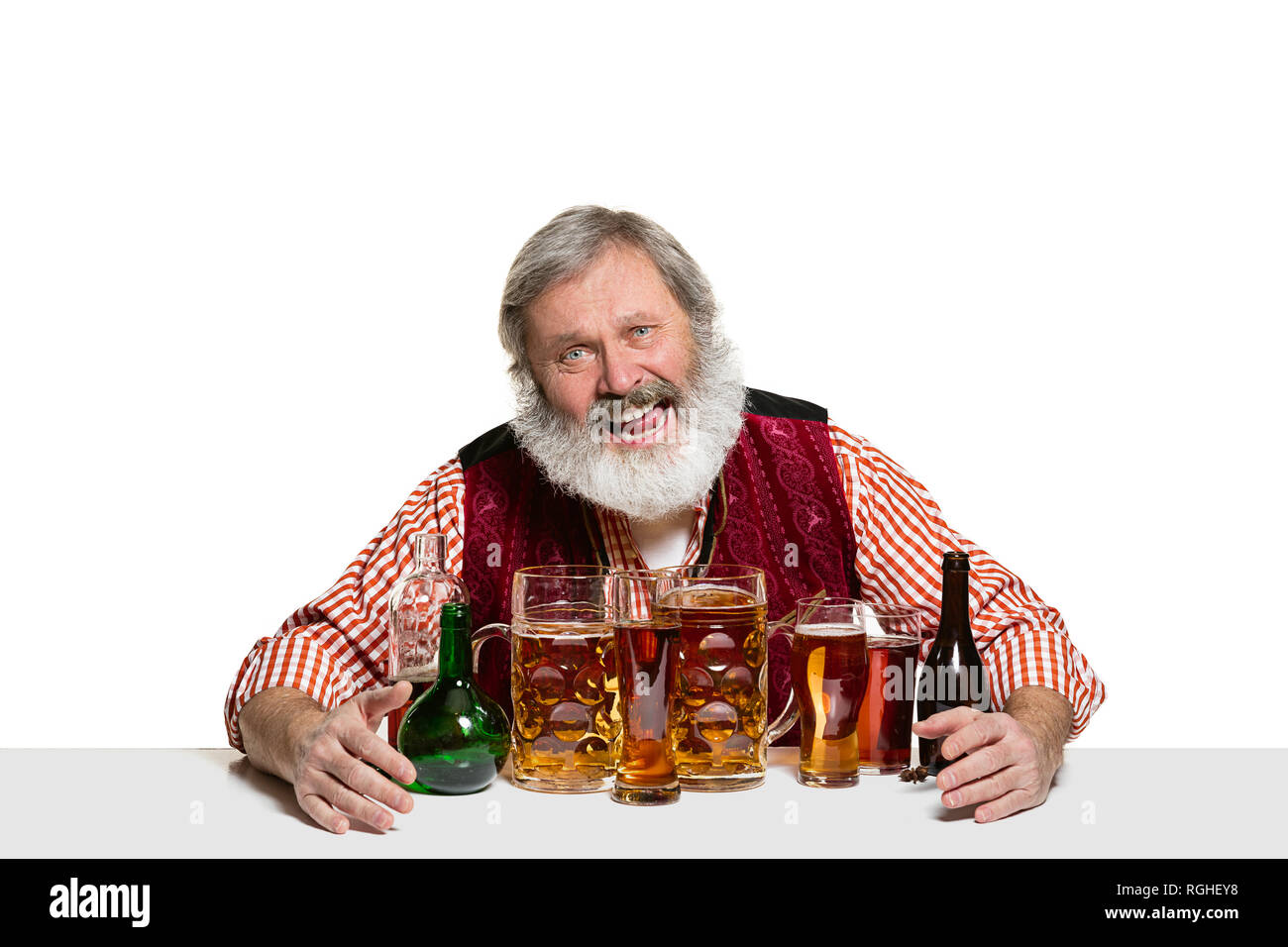 L'expert-animateur mâle avec de la bière au studio isolé sur fond blanc. Barman International day, bar, restaurant, l'alcool, de la bière, soirée, pub, Saint Patrick's Day celebration concept Banque D'Images