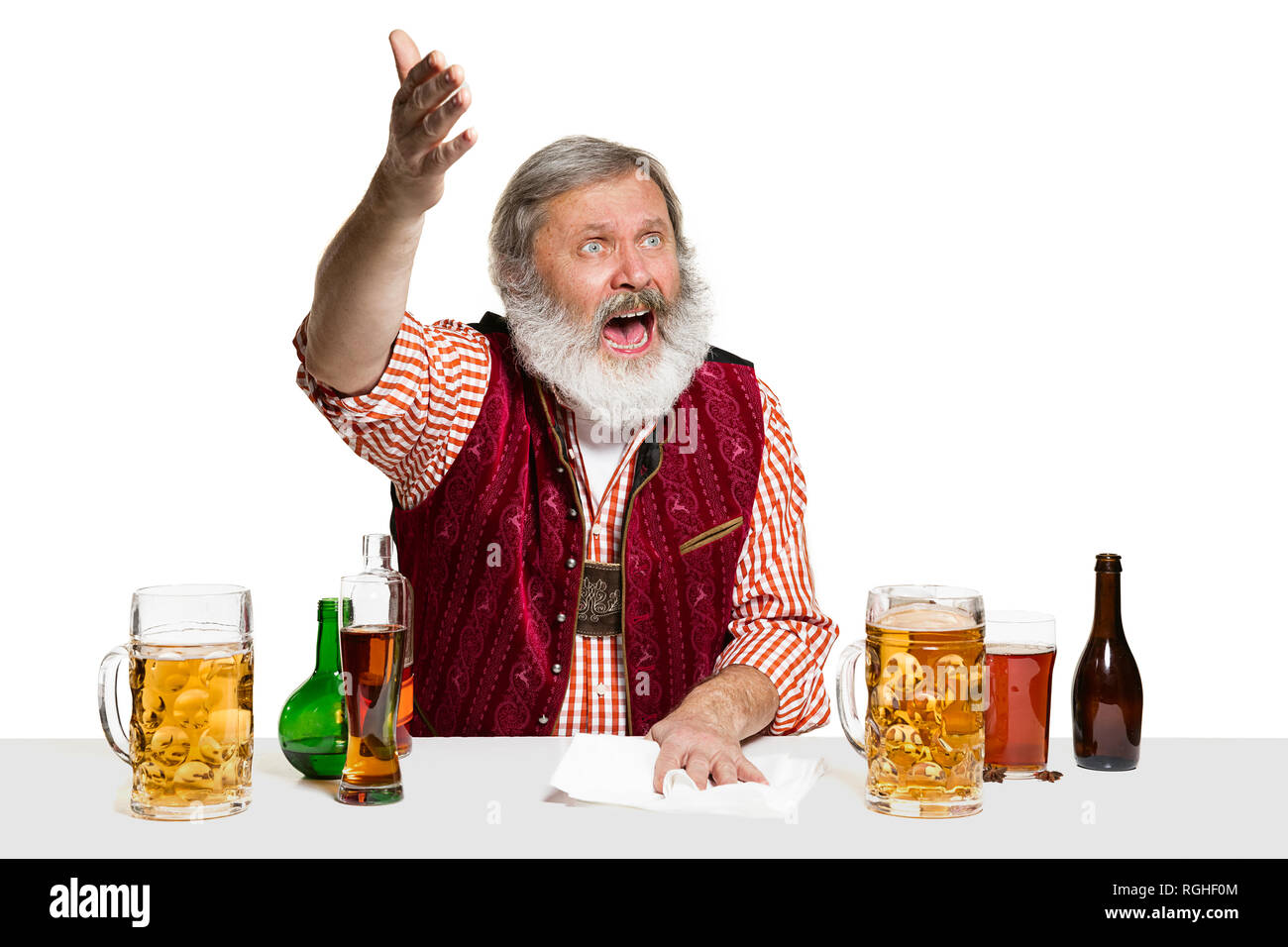 L'expert-animateur mâle avec de la bière au studio isolé sur fond blanc. Barman International day, bar, restaurant, l'alcool, de la bière, soirée, pub, Saint Patrick's Day celebration concept Banque D'Images