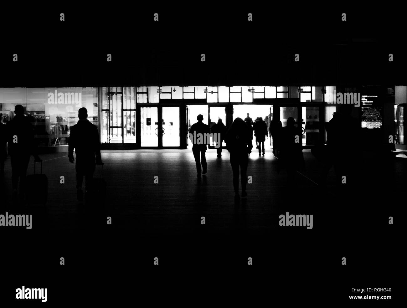 La gare de Birmingham New Street. silhouettes de personnes marchant hors de la gare. Elle crée un sentiment de les portes de ciel Banque D'Images