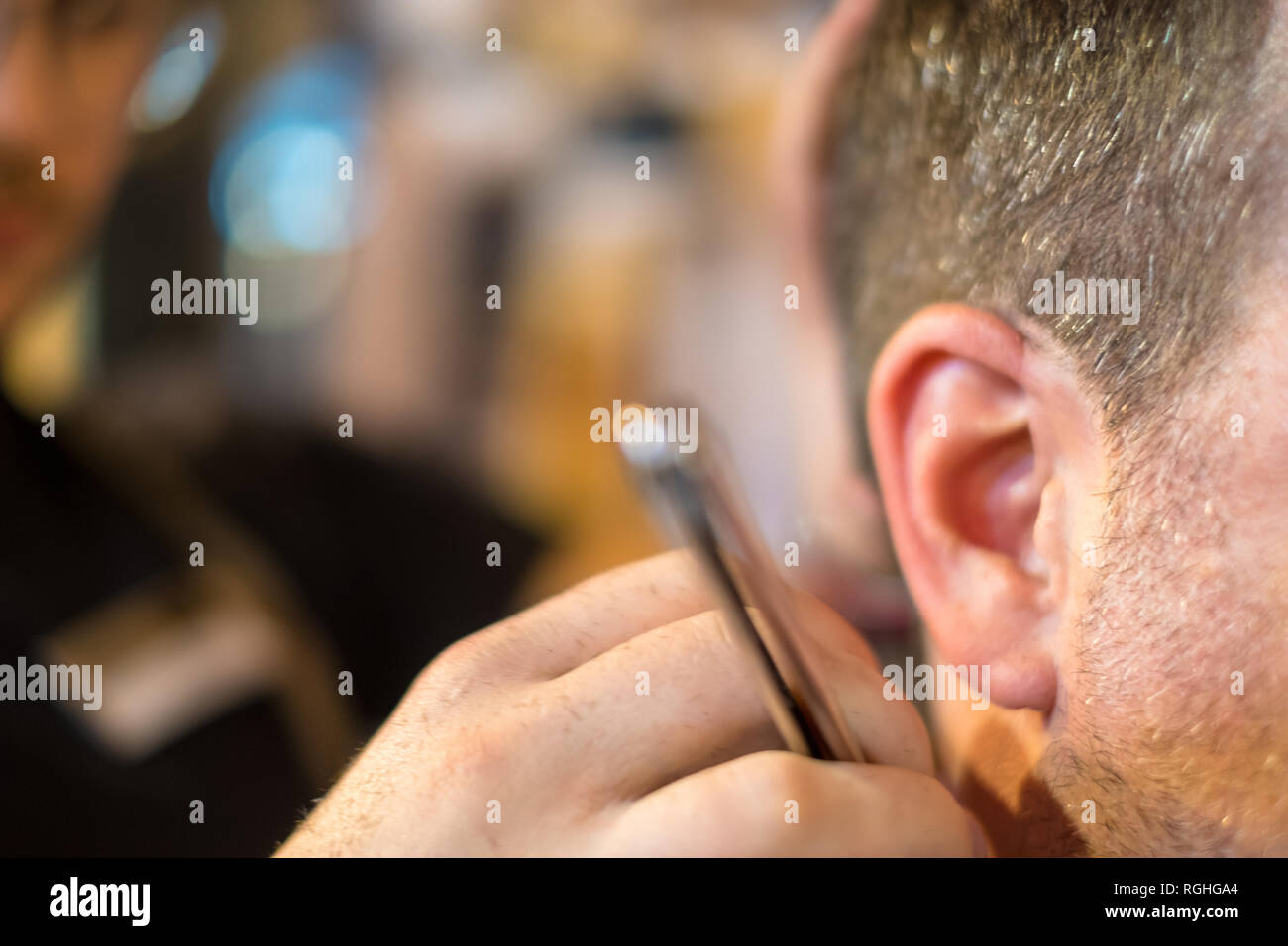 Heureux guy se coupe par coiffure Banque D'Images