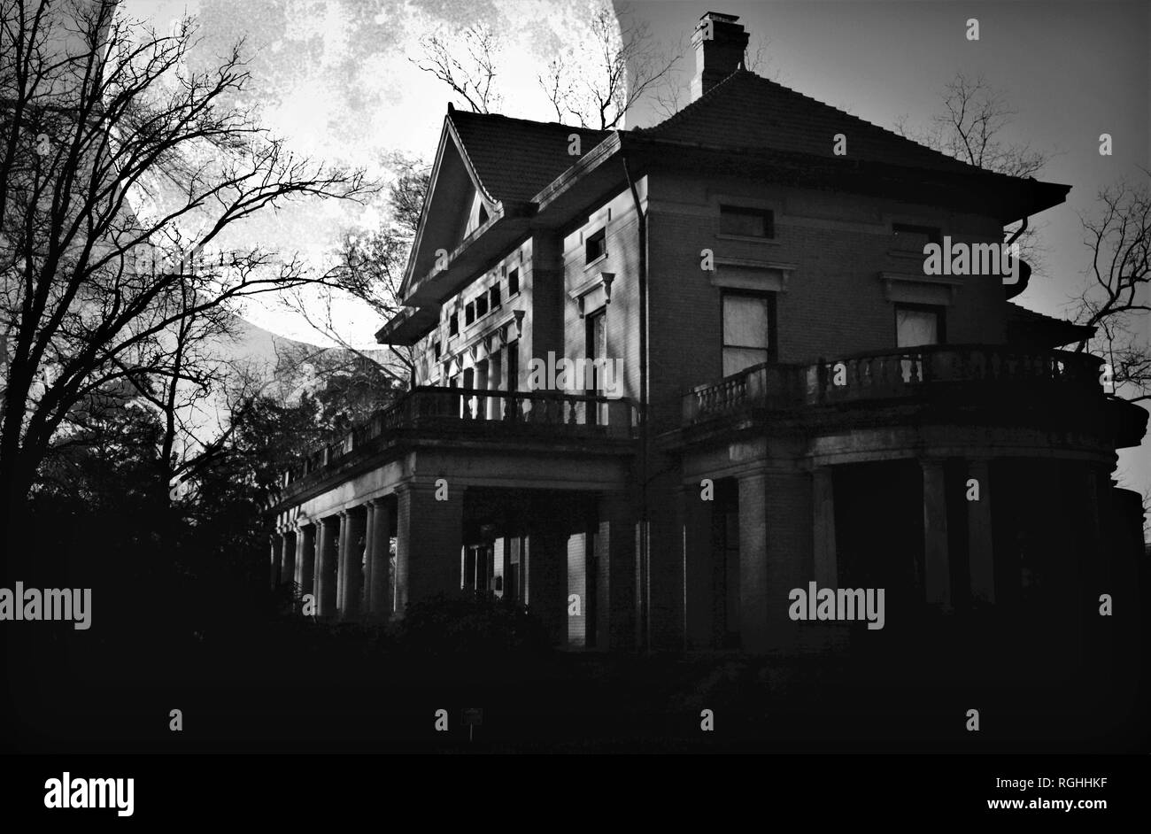 Au début du 20e siècle maison avec la lune derrière elle la nuit qui est effrayant au Mississippi et vécu en rénovation pour les familles Banque D'Images