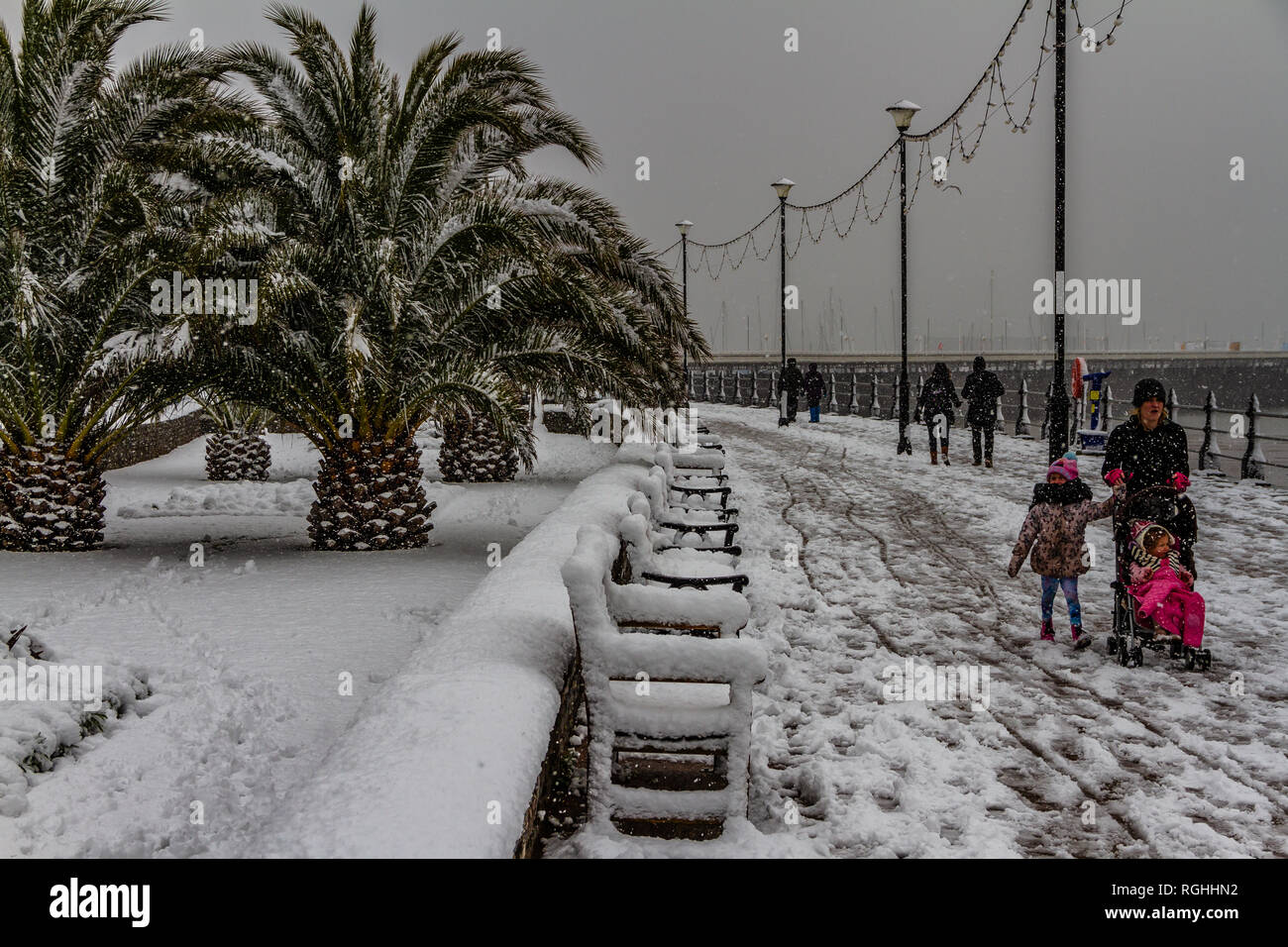Les gens luttent avec la neige et la glace en marchant le long du front de mer de Torquay lors de la "bête de l'Est' tempête en mars 2018. Banque D'Images