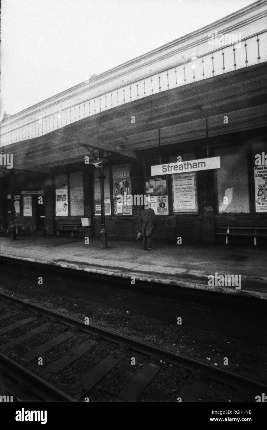 Image d'archive d'un homme seul debout sur Streatham British Rail Station, Londres, Angleterre, 1979, l'air à travers la fenêtre d'un train porte-slam Banque D'Images