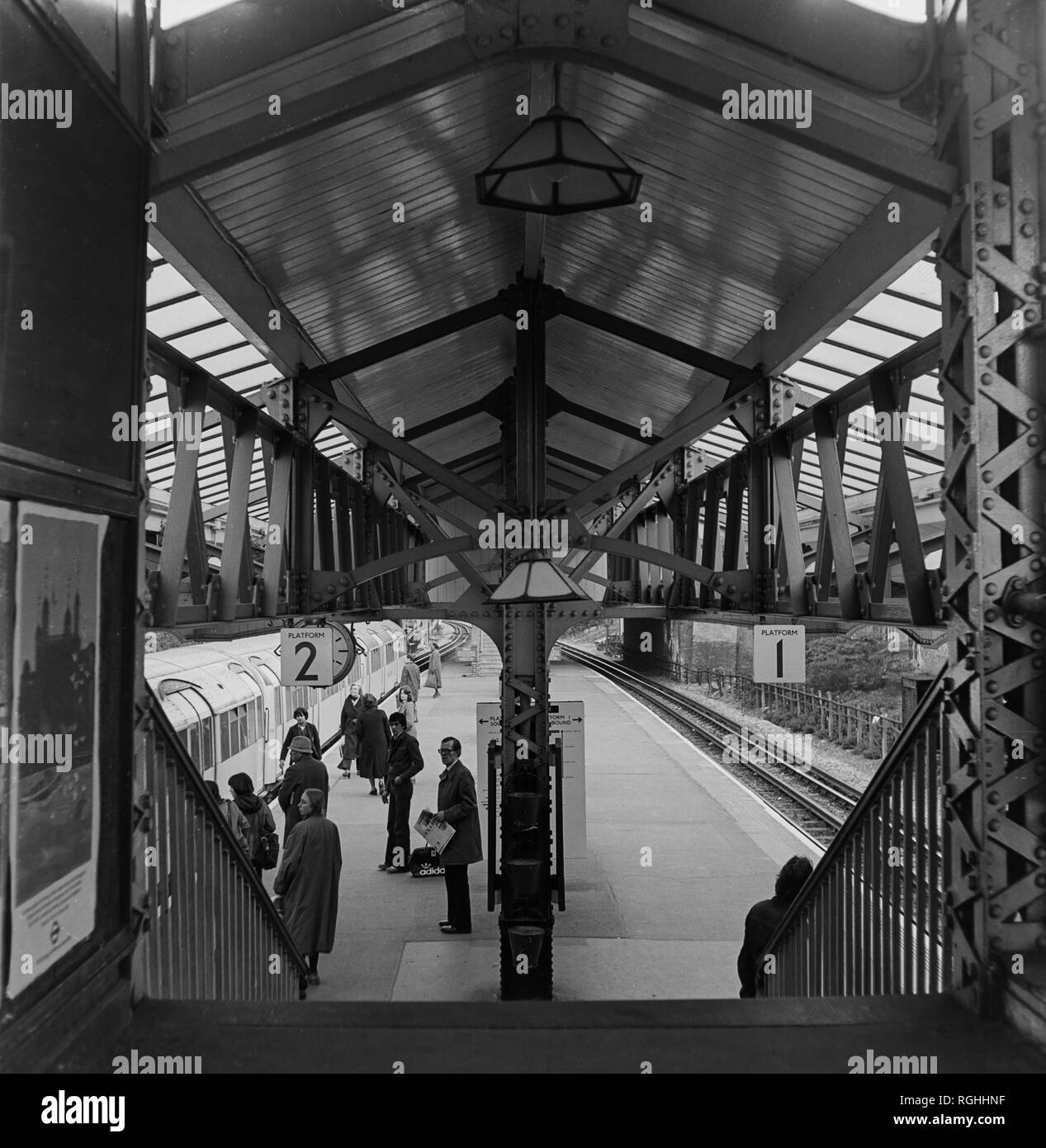 Image d'archive de passagers en attente sur la plate-forme d'une station de la ligne du nord de surface, Londres, Angleterre, 1979 Banque D'Images
