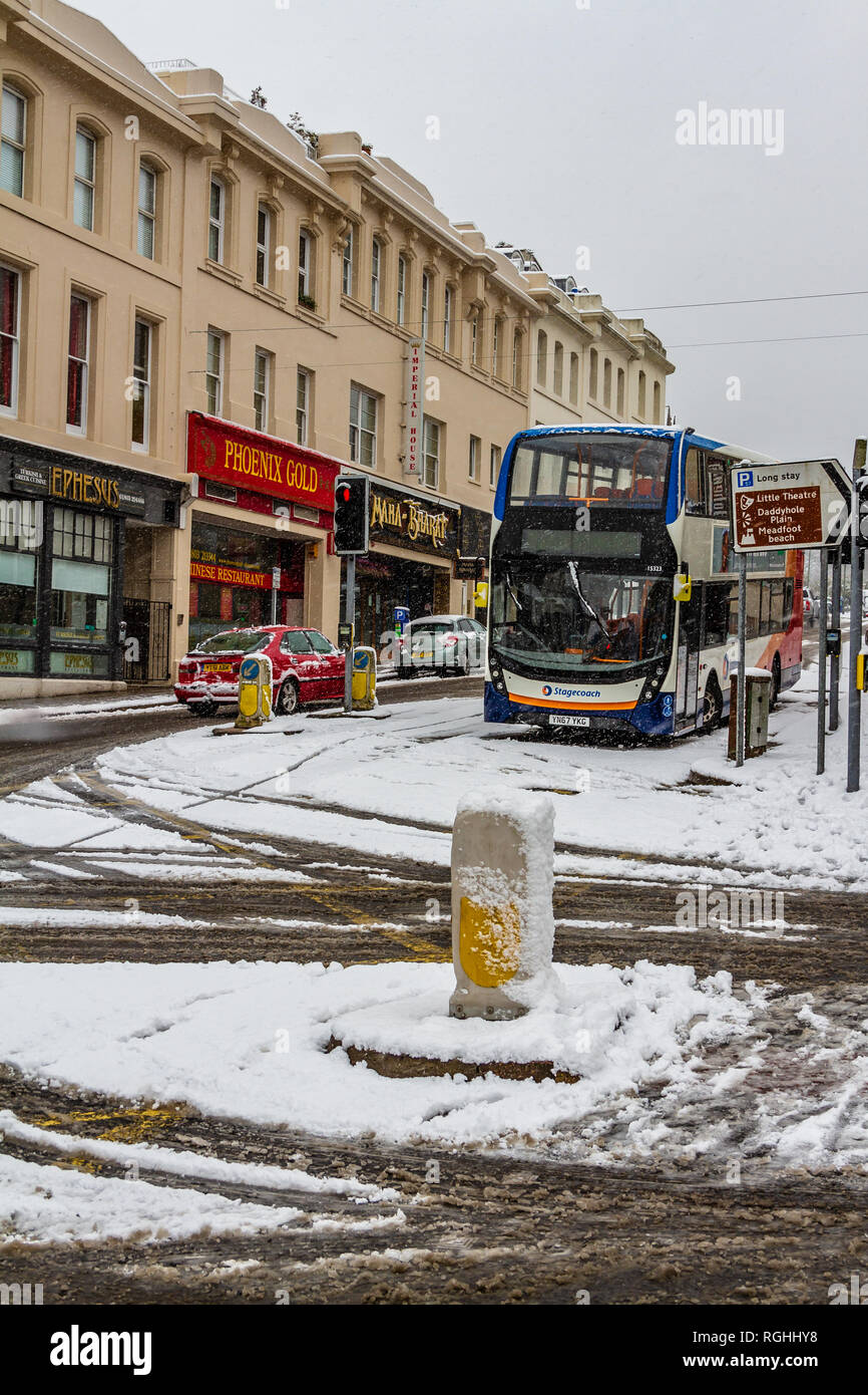 La neige ralentit le trafic et un bus est abandonnée au cours de la "bête de l'Est' sur St Torwood à Torquay, Devon. Mars 2018. Banque D'Images