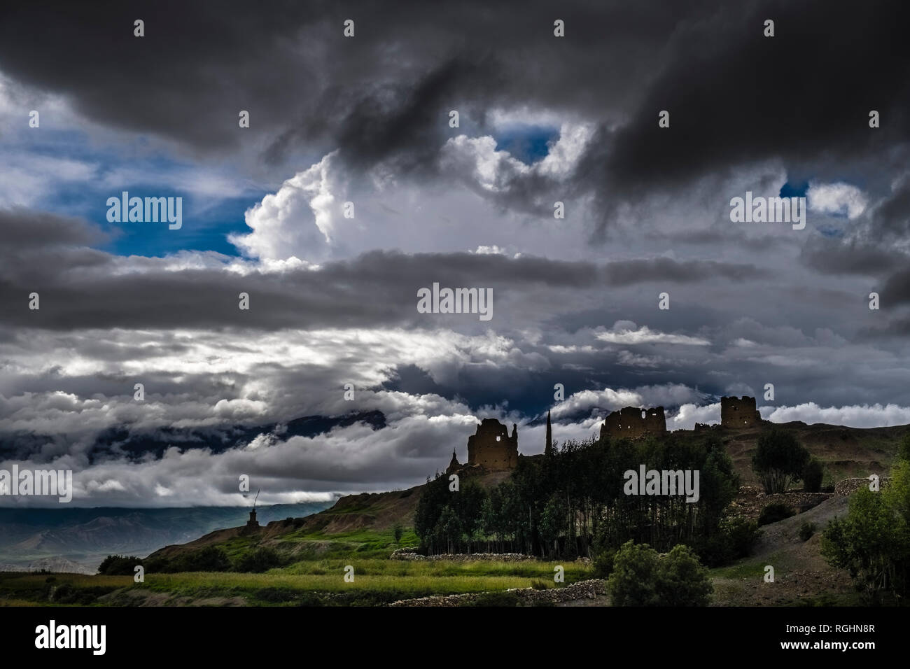 Ruines d'un ancien fort sombre, les nuages de la mousson approchant Banque D'Images