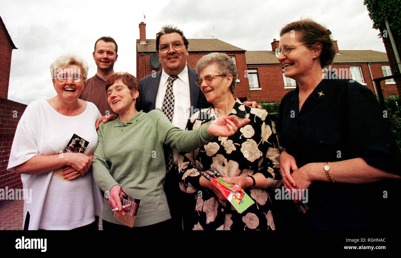 John Hume, KCSG (né le 18 janvier 1937) est un ancien homme politique irlandais de Derry, Irlande du Nord. Il a été membre fondateur de la social-démocratie et du Parti Travailliste, et a été co-récipiendaire du Prix Nobel de la paix 1998, avec David Trimble. Il est le second chef de la social-démocratie et du Parti du Travail (SDLP), poste qu'il a occupé de 1979 à 2001. Il a été membre du Parlement européen et un membre du Parlement britannique, ainsi qu'un membre de l'Assemblée d'Irlande du Nord. Il est considéré comme l'un des personnages les plus importants dans l'histoire politique récente de l'Irlande et l'une Banque D'Images