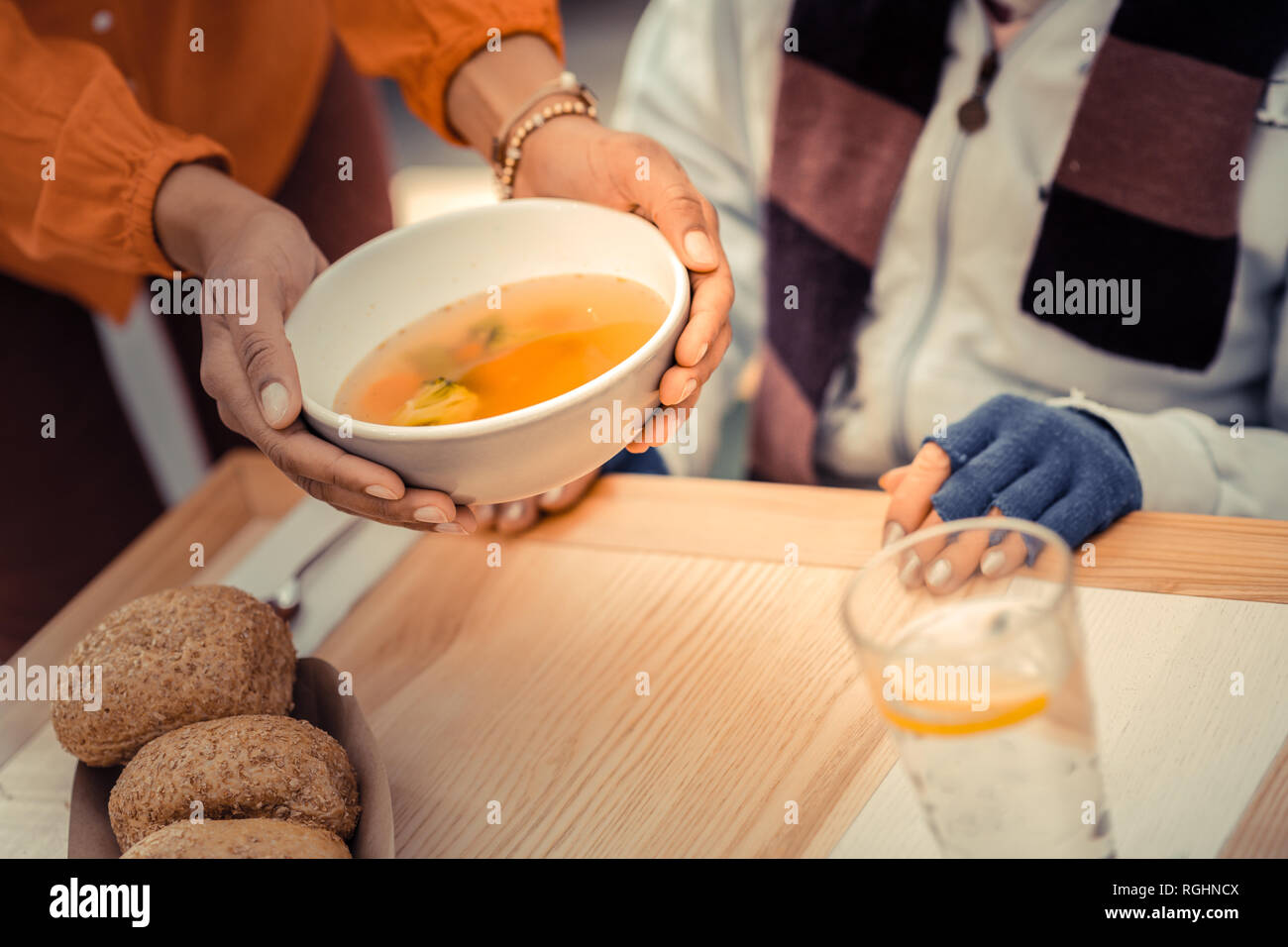 Bol de soupe chaude savoureuse composée de femmes Banque D'Images