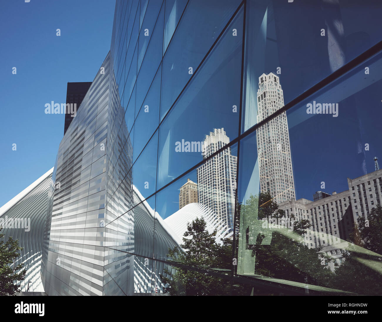 Vieille ville de New York et de l'architecture moderne compte dans le verre, harmonisation des couleurs appliquées, USA. Banque D'Images
