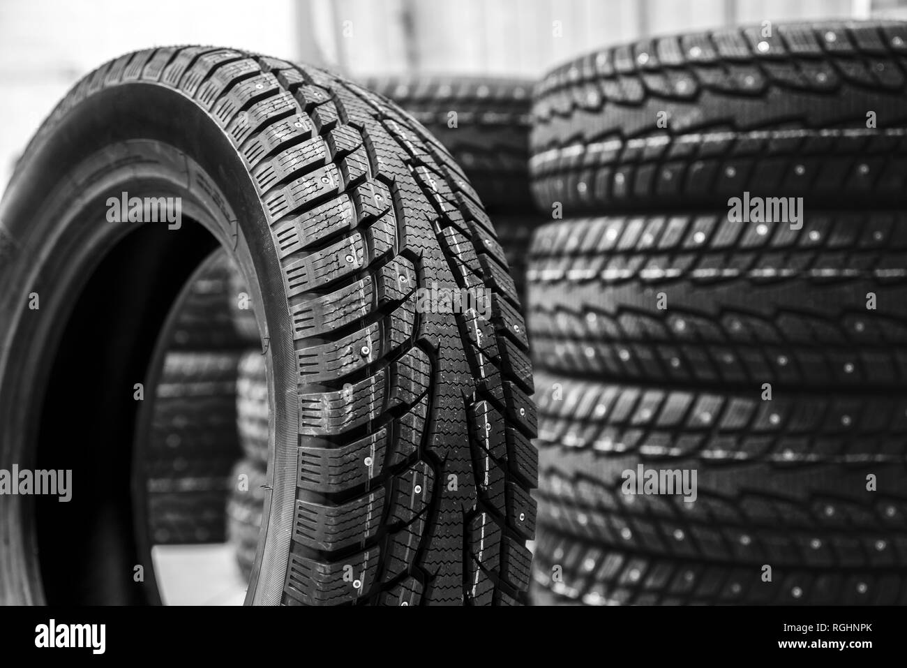 Nouveau pneu de voiture par rapport à d'autres pneus avec une faible profondeur de champ Banque D'Images