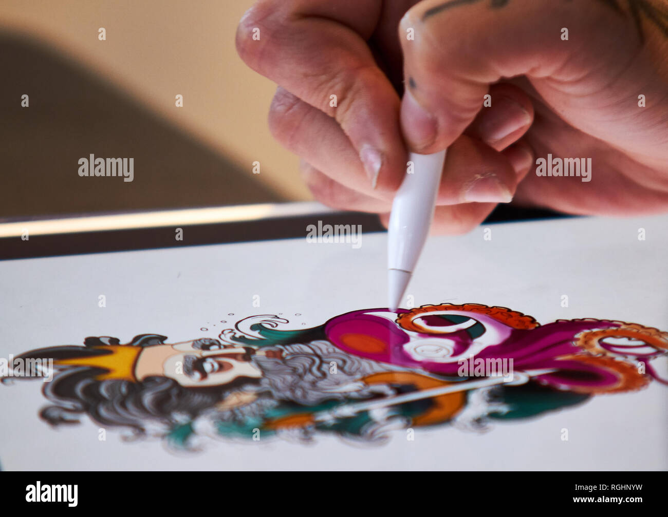 CIRCA 2018 ALICANTE JUSTE TATOUAGE tatoueur dessiner un croquis sur une tablette Banque D'Images