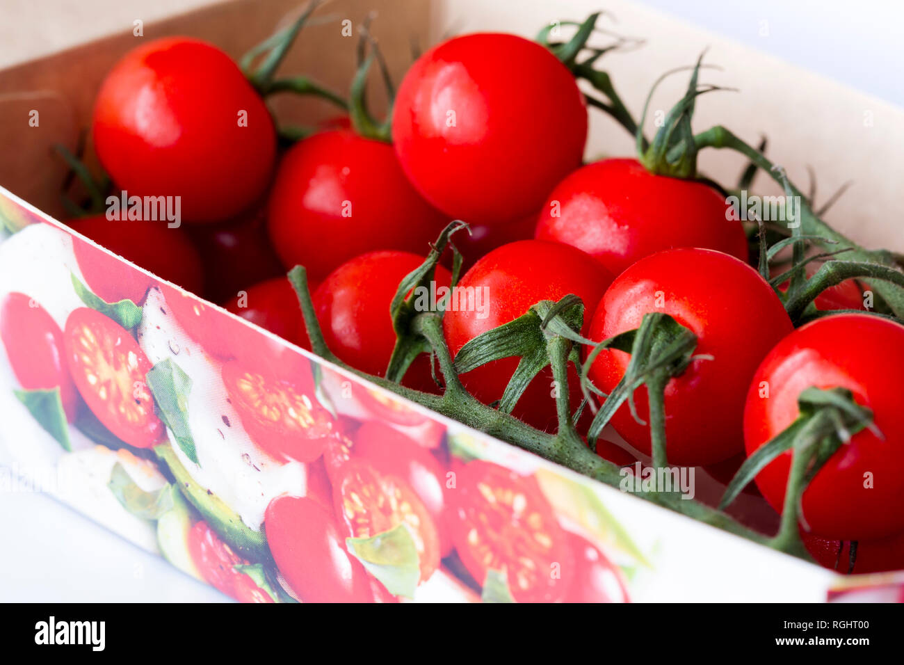 Libre de quelques tomates cerise Vittoria emballés. United Kingdom Banque D'Images
