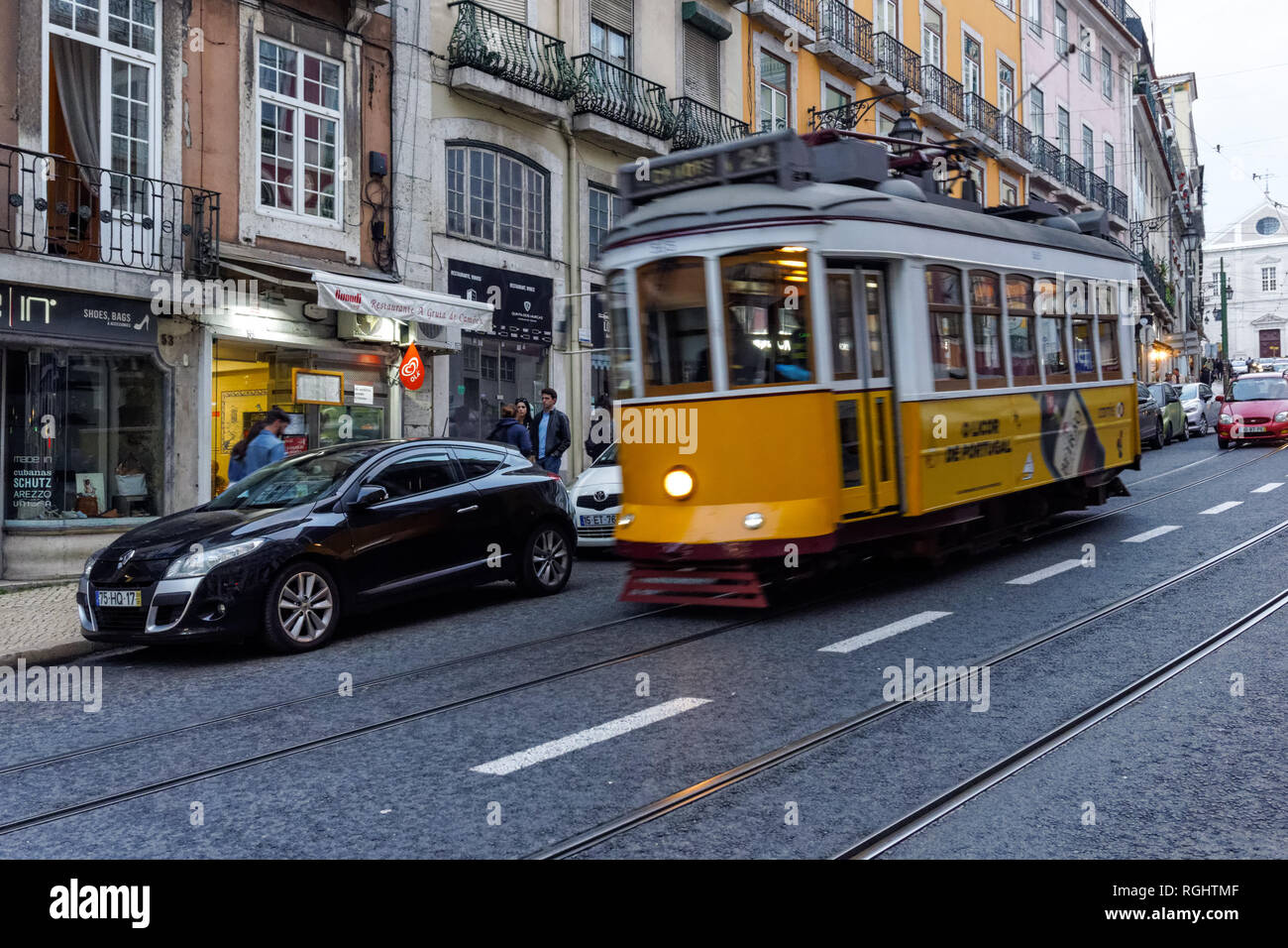 24 route de tramway classique dans le Bairro Alto, Lisbonne, Portugal Banque D'Images