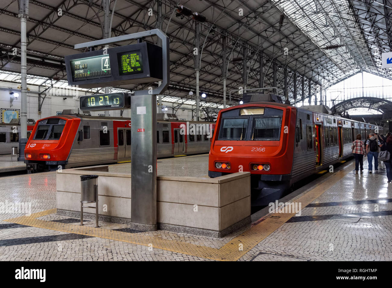 Trains à la gare ferroviaire Rossio à Lisbonne, Portugal Banque D'Images