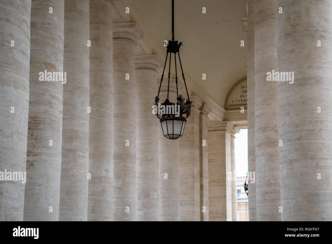 Des piliers de l'aile gauche de la la place Saint Pierre, Vatican, Italie Banque D'Images