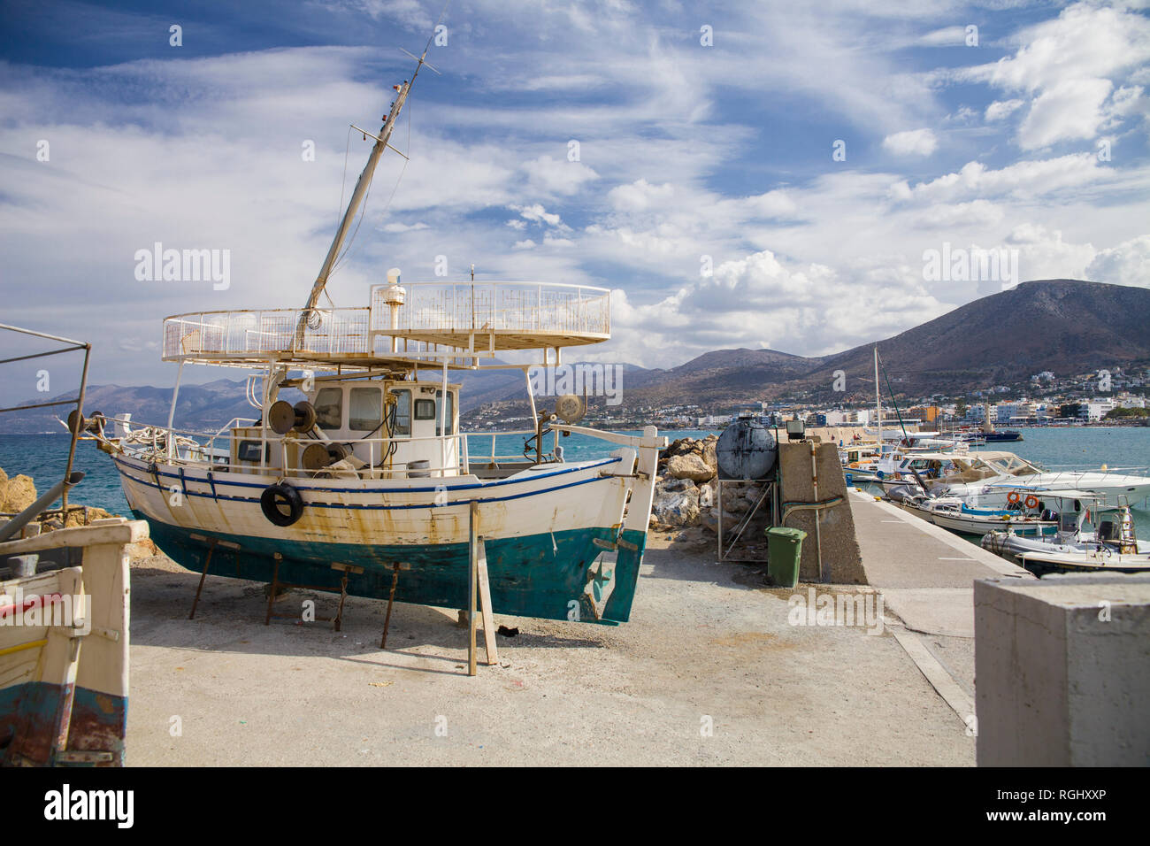 Le quai du port de Hersonissos, Crète. Port avec bateaux de pêche et bateaux à voile sur l'île grecque. Banque D'Images