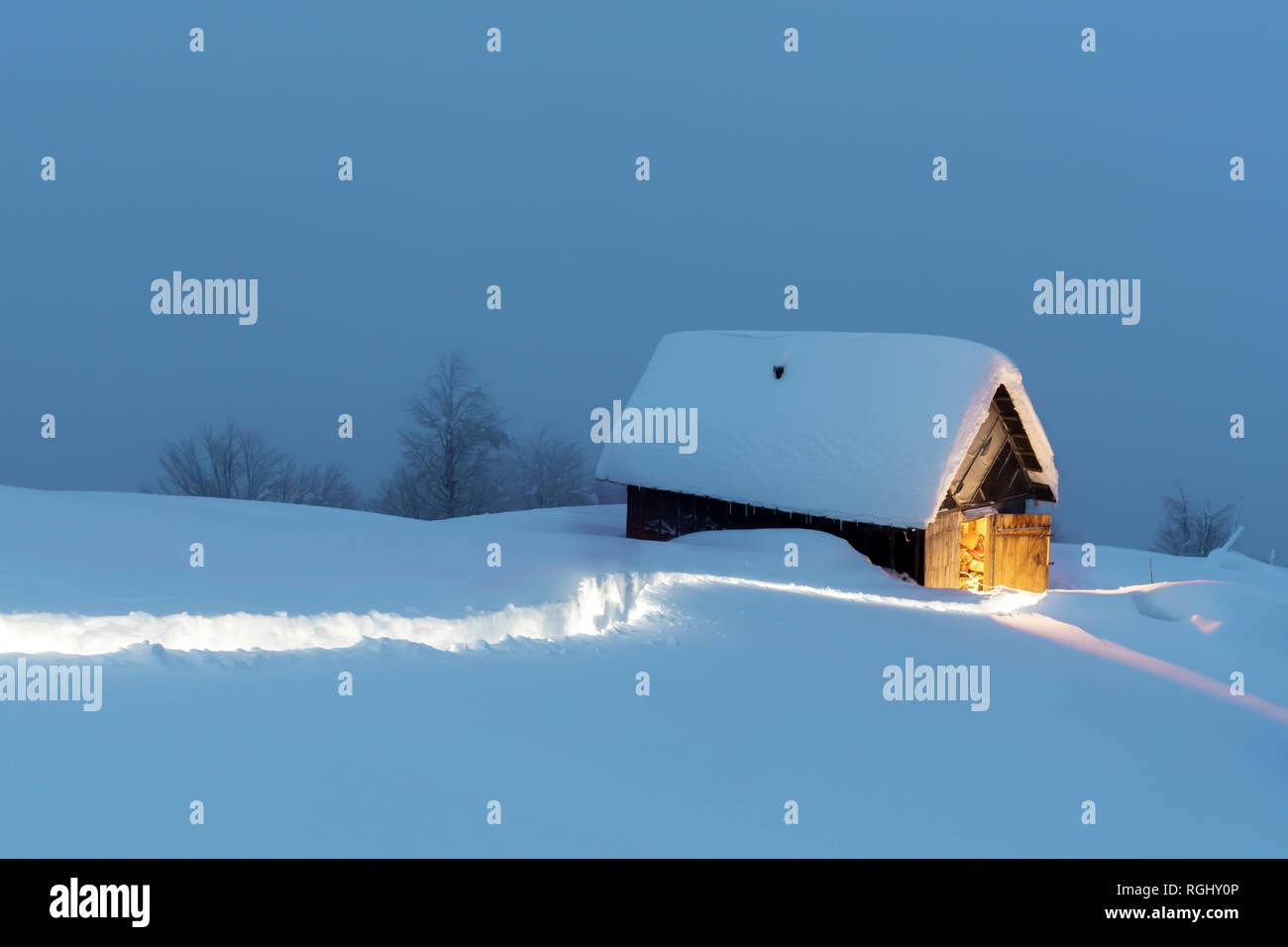 Paysage d'hiver fantastique avec maison en bois dans les montagnes enneigées. Concept de vacances de Noël. La montagne des Carpates, l'Ukraine, l'Europe Banque D'Images