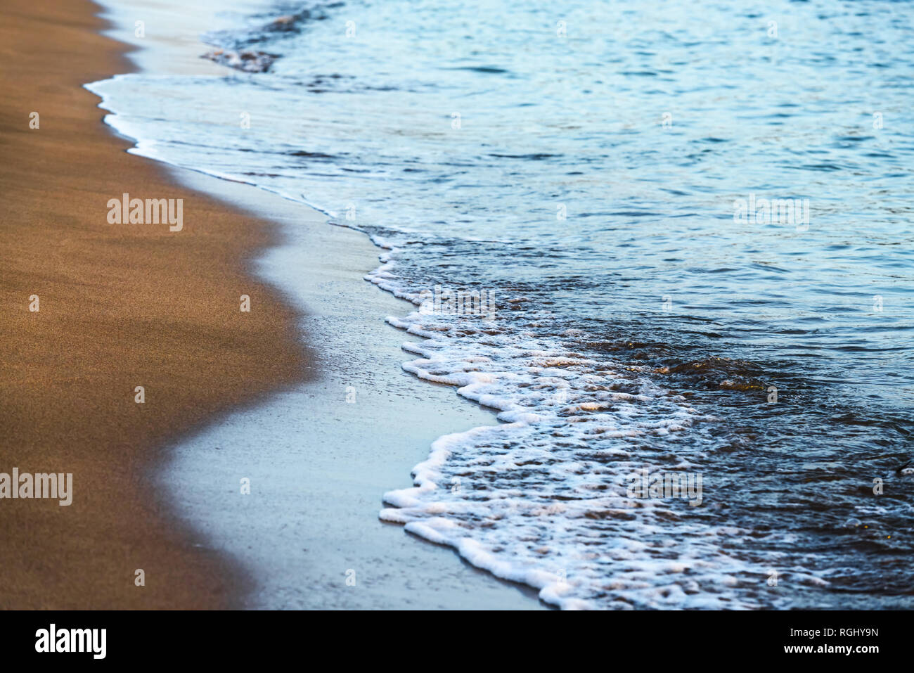 Seascape méditerranéenne étonnante avec du sable doré et le bleu des vagues. Les vacances d'arrière-plan Banque D'Images