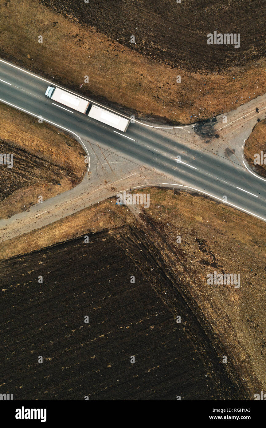 Chariot sur la route, vue aérienne du transporteur de marchandises par route tout droit sur un paysage de campagne pov bourdon Banque D'Images