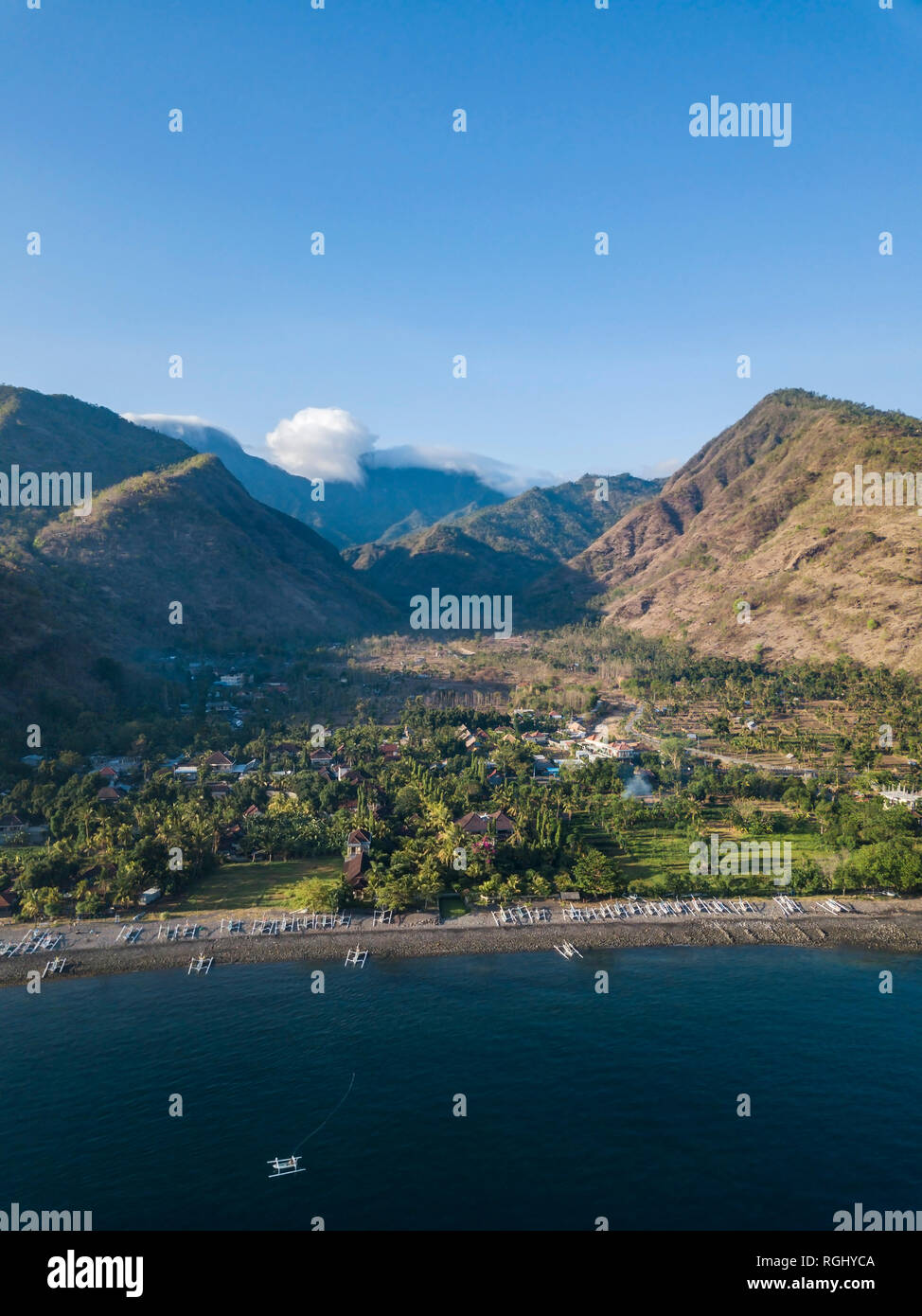 L'INDONÉSIE, Bali, Lombok, vue aérienne de Lipah beach et le volcan Agung Banque D'Images