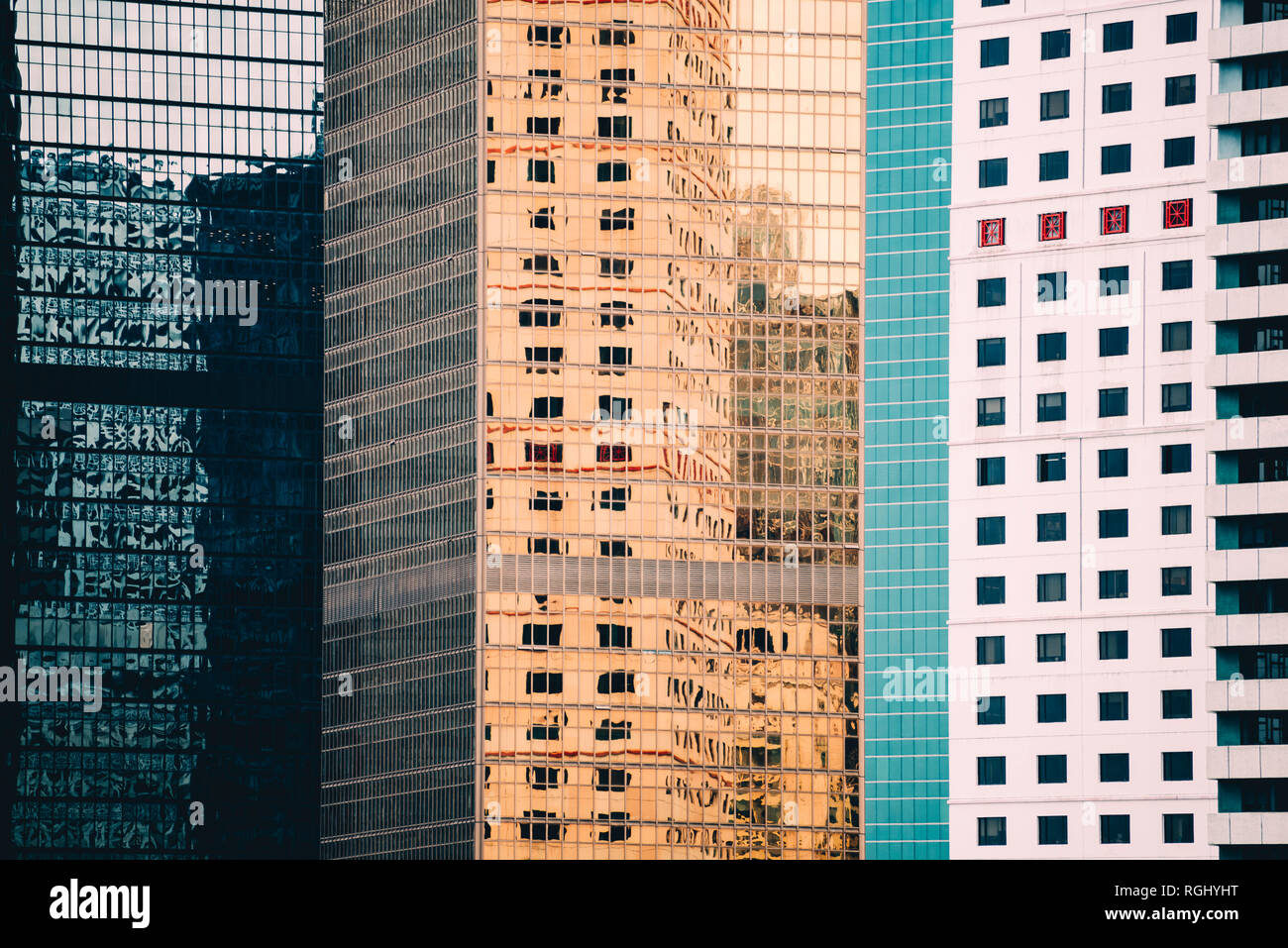 La Chine, Hong Kong, Hong Kong Island, façades des gratte-ciel, vue partielle Banque D'Images