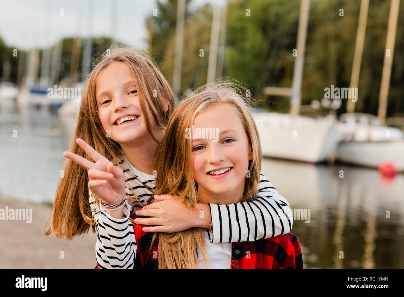 Le portrait de deux jeunes filles heureux Banque D'Images