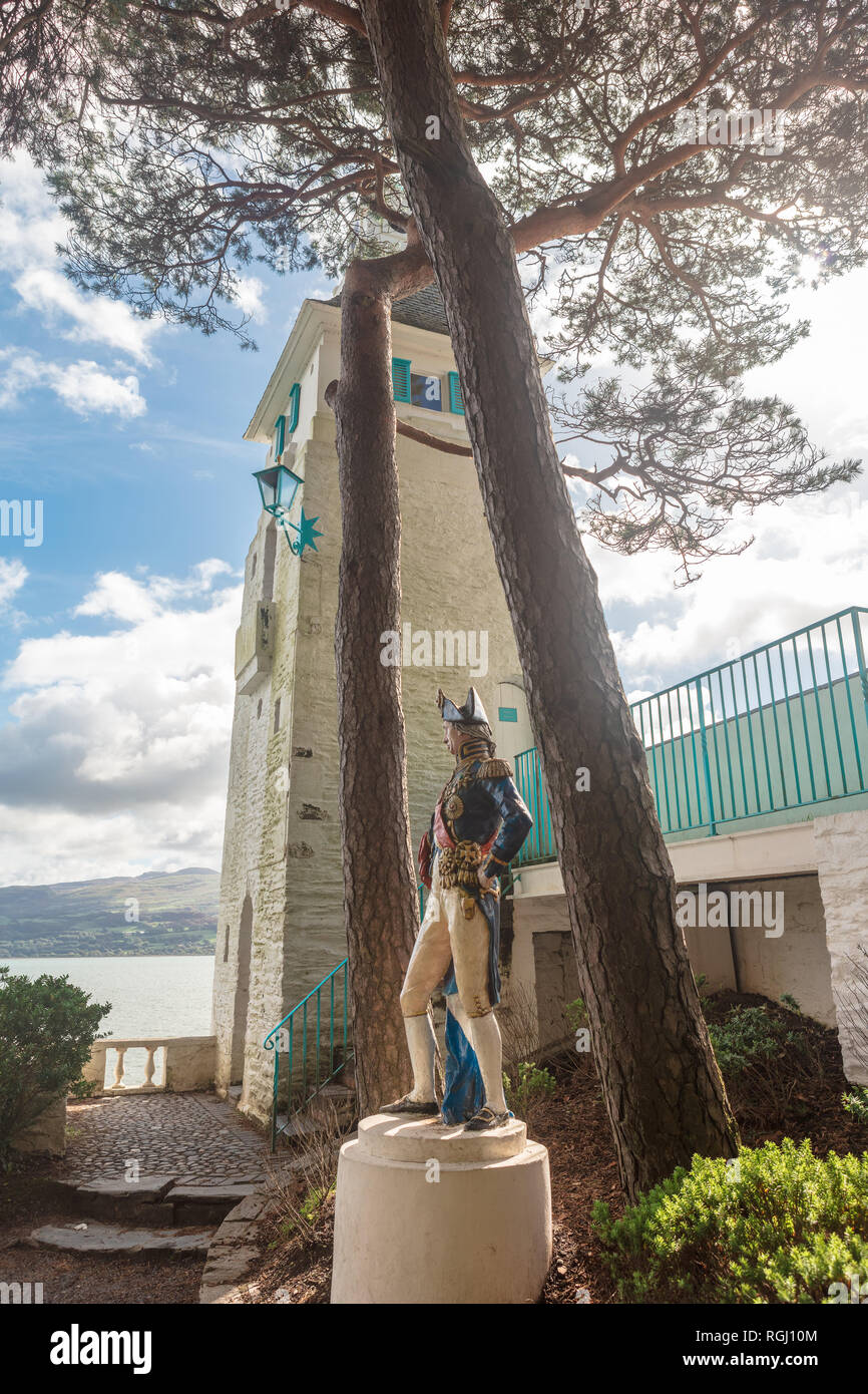 Statue de l'amiral Nelson à la recherche en mer, Portmeirion dans Gwynedd au Pays de Galles, Royaume-Uni. Banque D'Images