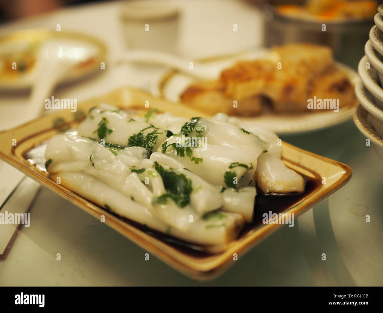 Manger des dim sum avec des amis sur une Sat Banque D'Images