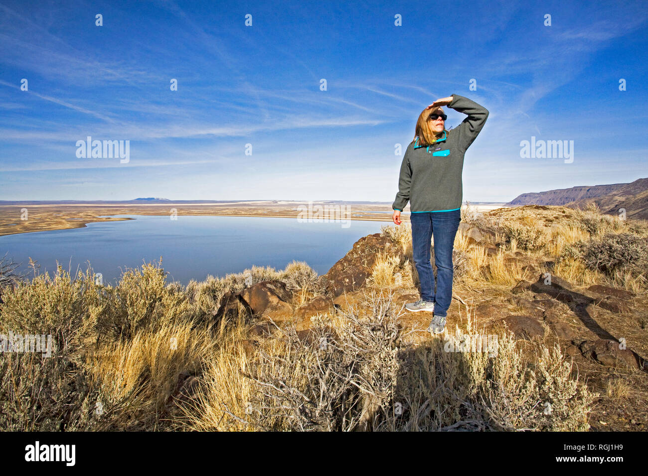 Un randonneur se dresse en bordure de la montagne et le Hart Hart Mountain National Antelope refuge dans l'Outback de l'Oregon près de la petite ville de Plush, Oregon. Banque D'Images