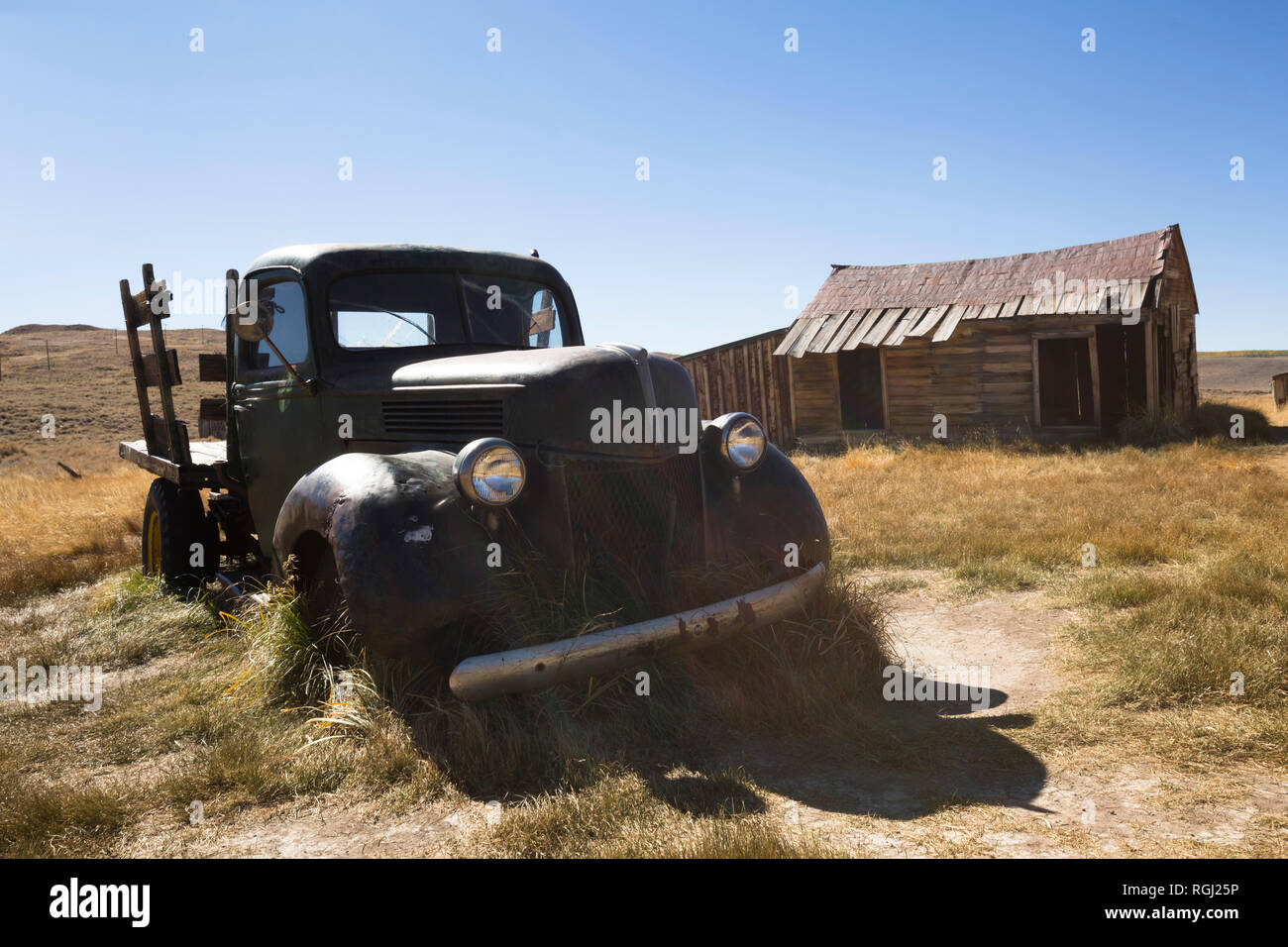 États-unis, Californie, la Sierra Nevada, Bodie State Historic Park, vieille maison de bois et de voiture Banque D'Images
