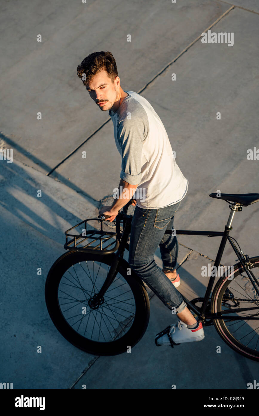 Jeune homme de banlieue avec fixie vélo sur le béton Banque D'Images