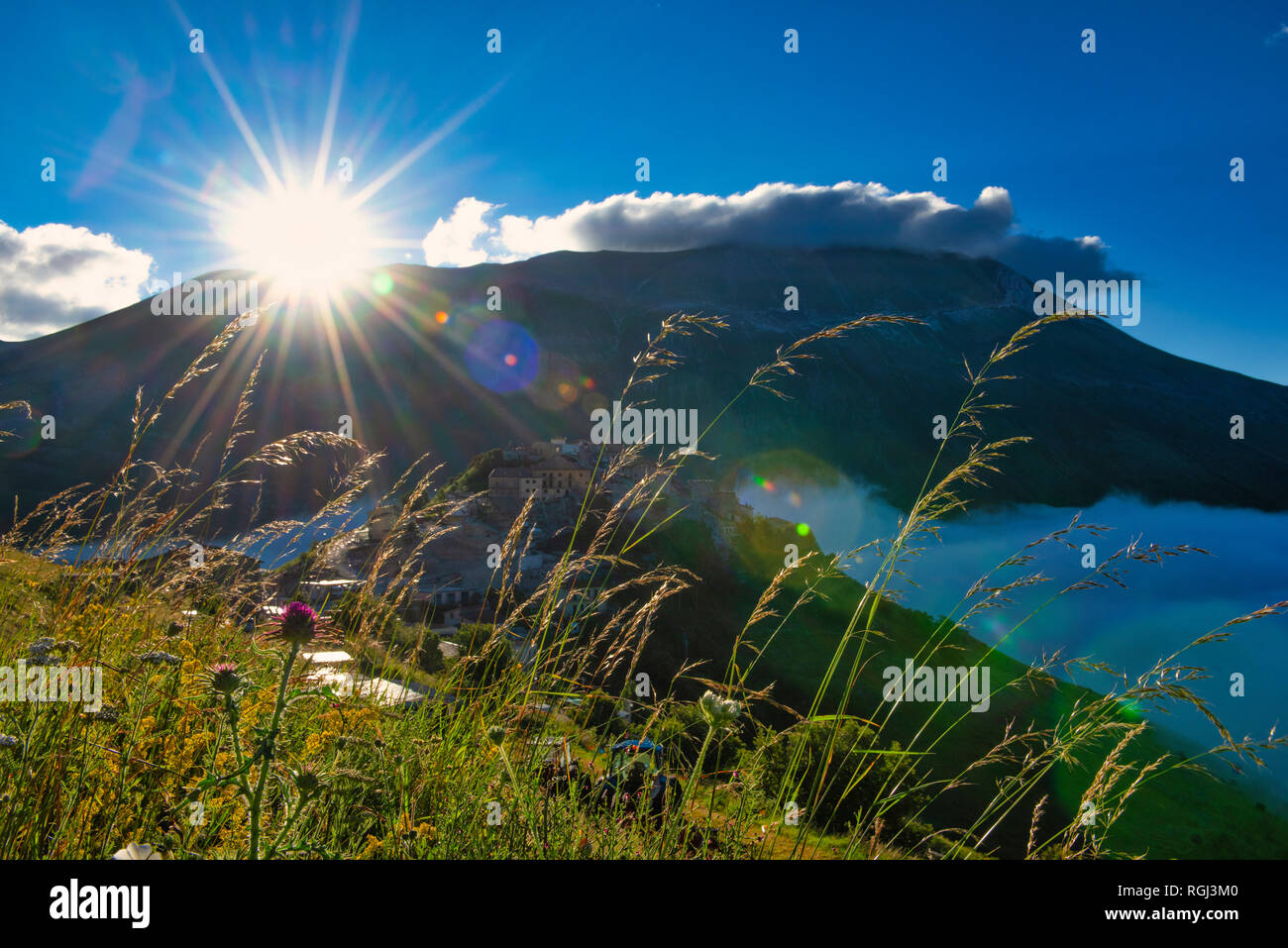 L'Italie, l'Ombrie, Parc National des Monts Sibyllins, Piano Grande di Castelluccio di Norcia au lever du soleil Banque D'Images