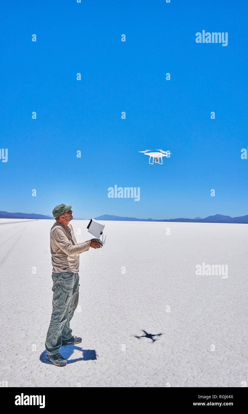 La Bolivie, Salar de Uyuni, man flying drone sur salt lake Banque D'Images