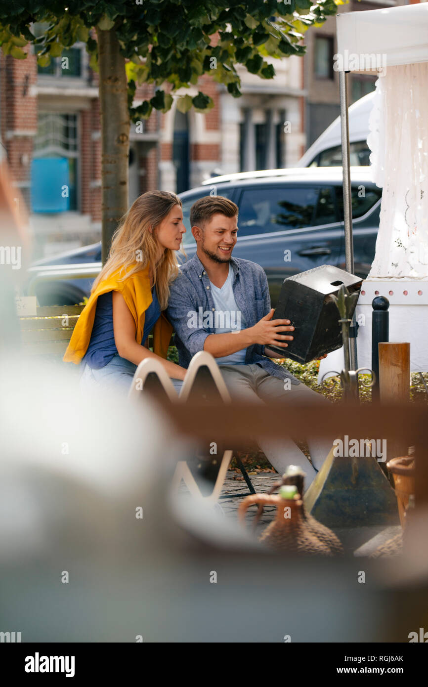 Belgique, Tongres, jeune couple sur un marché aux puces d'antiquités Banque D'Images