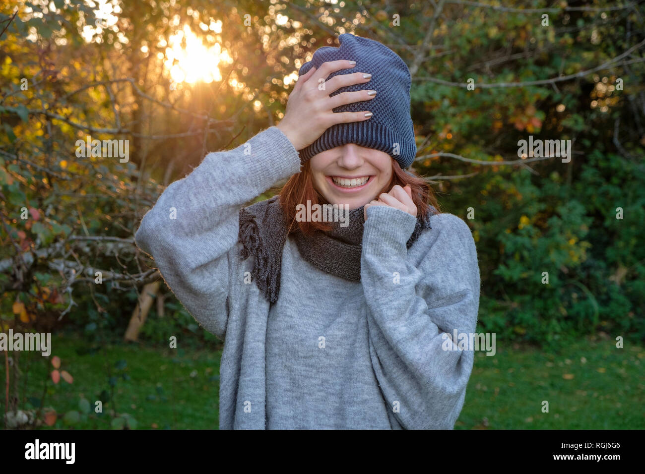 Laughing woman wearing hat and scarf laineux à l'automne Banque D'Images