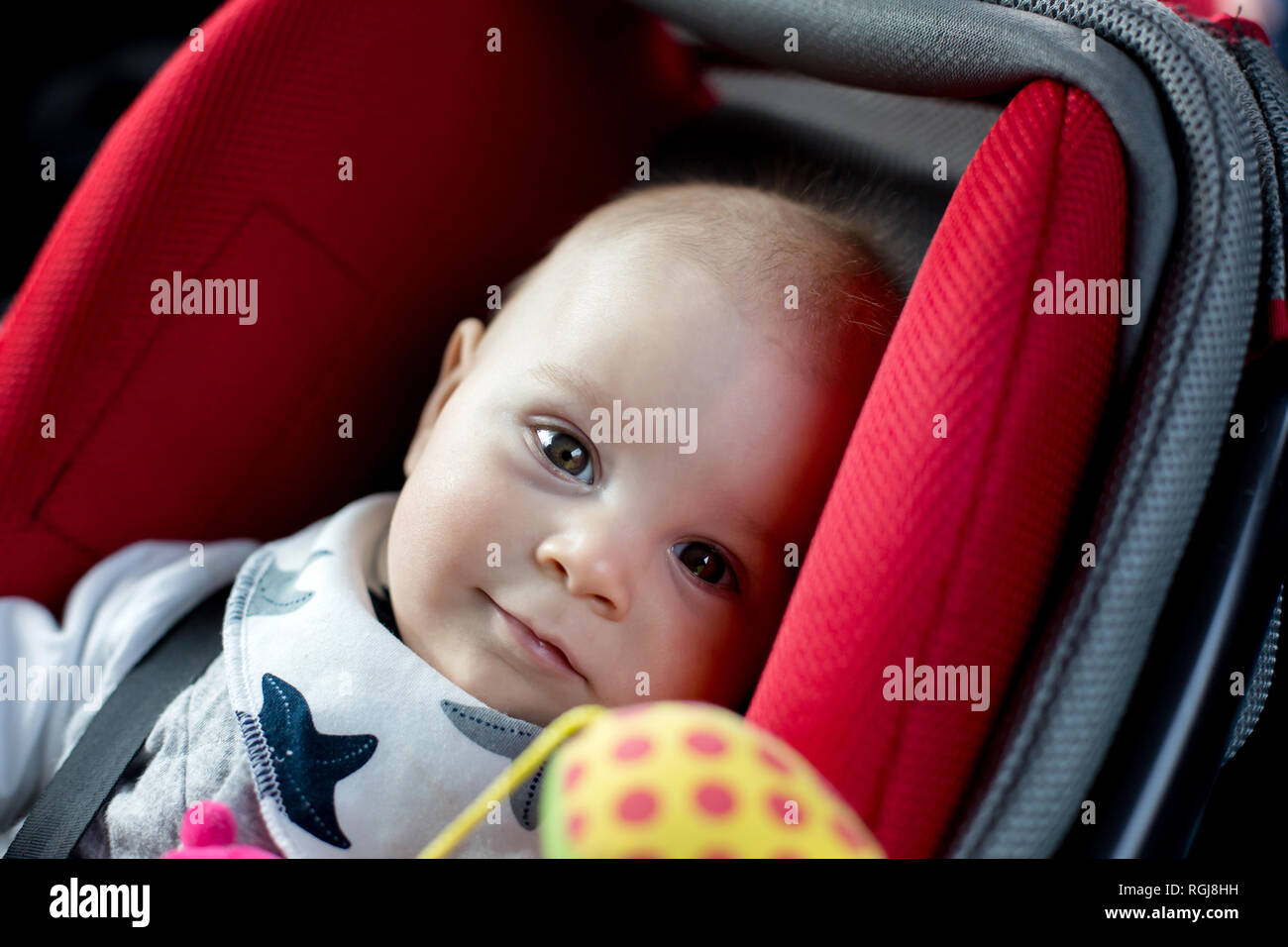 Petit Bebe Garcon Et Son Frere Aine Voyager Dans Des Sieges De Voiture Partir En Vacances Preschool Boy Playing With Mobile Phone Photo Stock Alamy