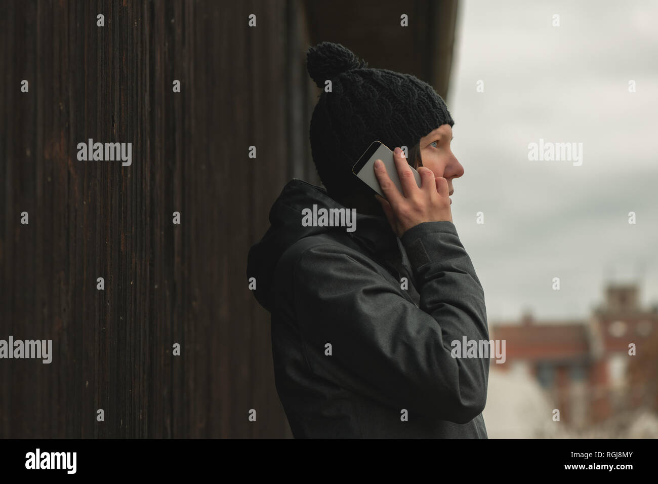 Worried Woman talking on mobile phone sur rue à froide journée d'hiver Banque D'Images