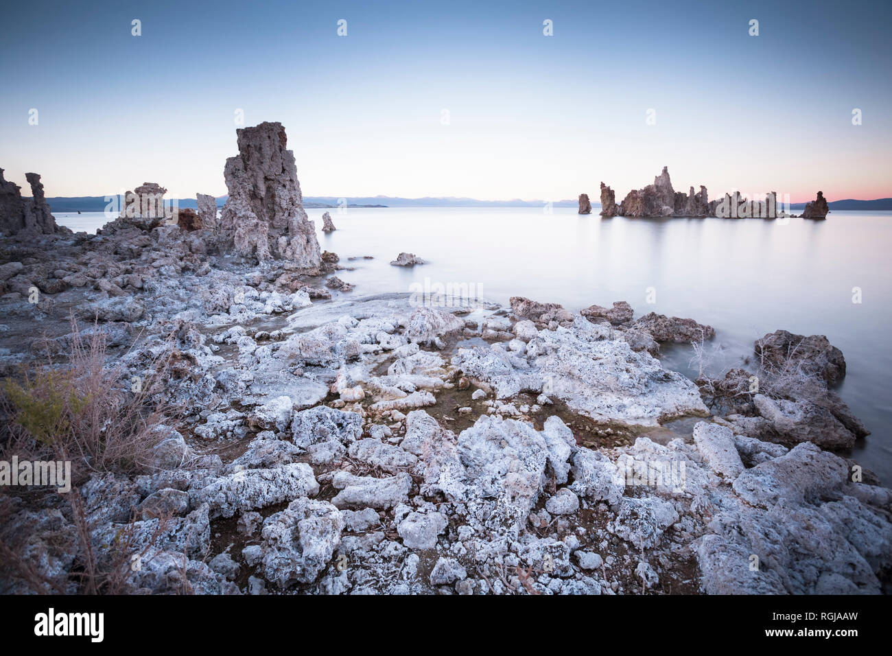 États-unis, Californie, Lee Vining, tuf, région du sud du lac Mono, formations rocheuses dans la soirée Banque D'Images