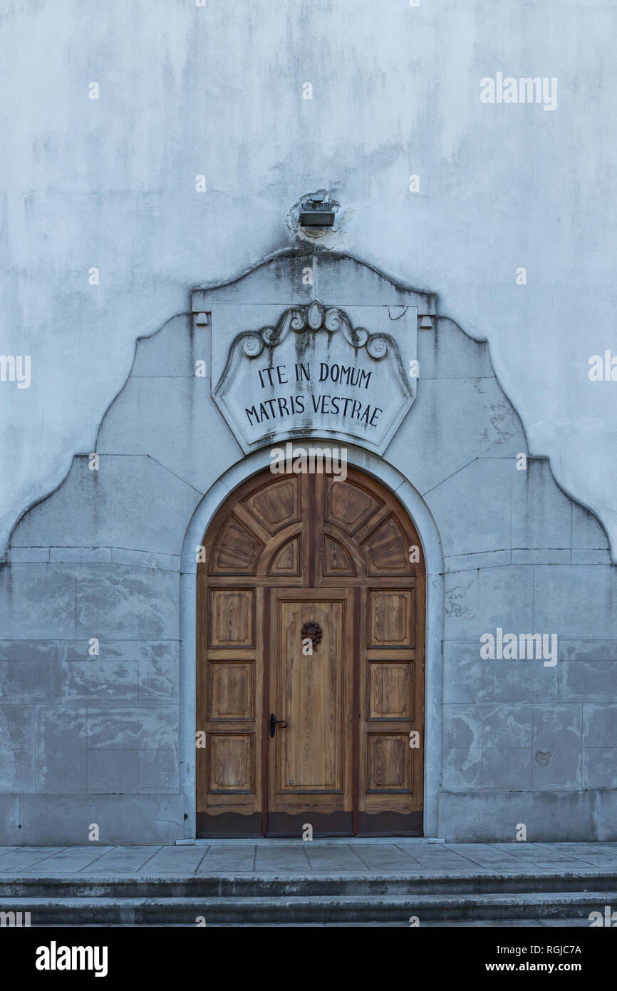 Notre Dame des Douleurs entrée de l'Église avec l'inscription dans l'ite domum Matris Vestrae (Rendez-vous dans la maison de votre mère) à Mirenski grad, Slovénie Banque D'Images
