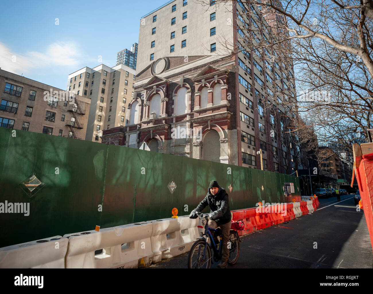 La façade de l'ancien Saint Jospeh's Orphan Asylum chapelle, ingénieusement intégrée dans le mur d'un appartement condo est révélé lors de la démolition d'un bâtiment adjacent, vu dans le quartier de l'Upper East Side de New York le samedi, Janvier 26, 2019. Le bâtiment néo-classique de 1898 a été vendu en 1918 et transformé en garage. En 1983, le bâtiment a été acheté pour la construction d'un condominium, mais la façade a été l'intégration dans le côté gauche du nouveau bâtiment. Le bâtiment de deux étages partiellement obscurci la façade jusqu'à ce qu'il a été récemment démoli pour la construction Banque D'Images