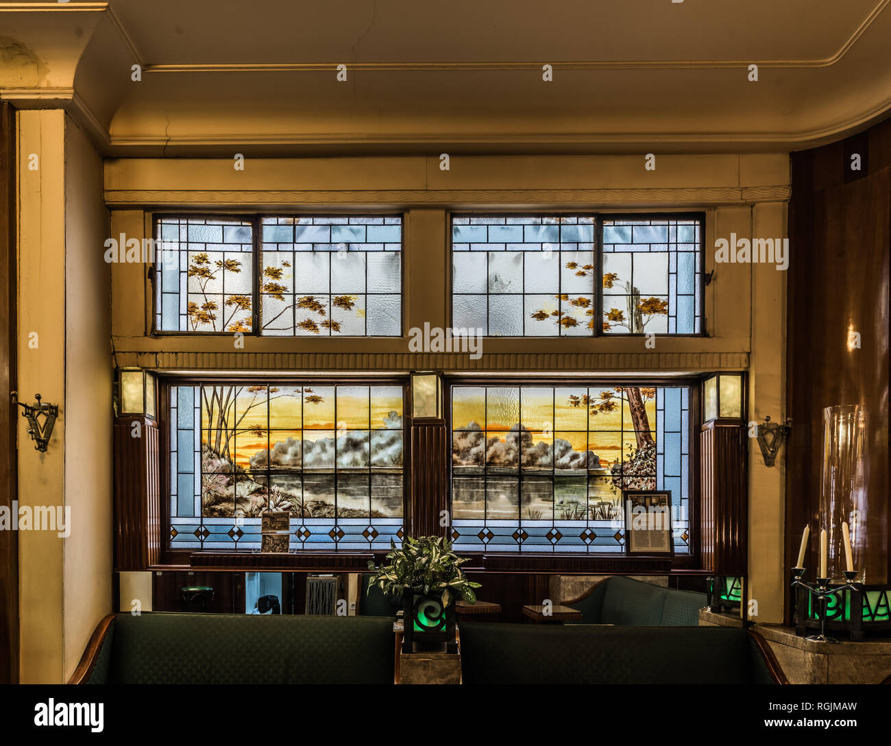 Bruxelles, Belgique - 01 18 2019 : Art déco design intérieur de la taverne L'Espérance, avec des vitraux et des meubles anciens Banque D'Images