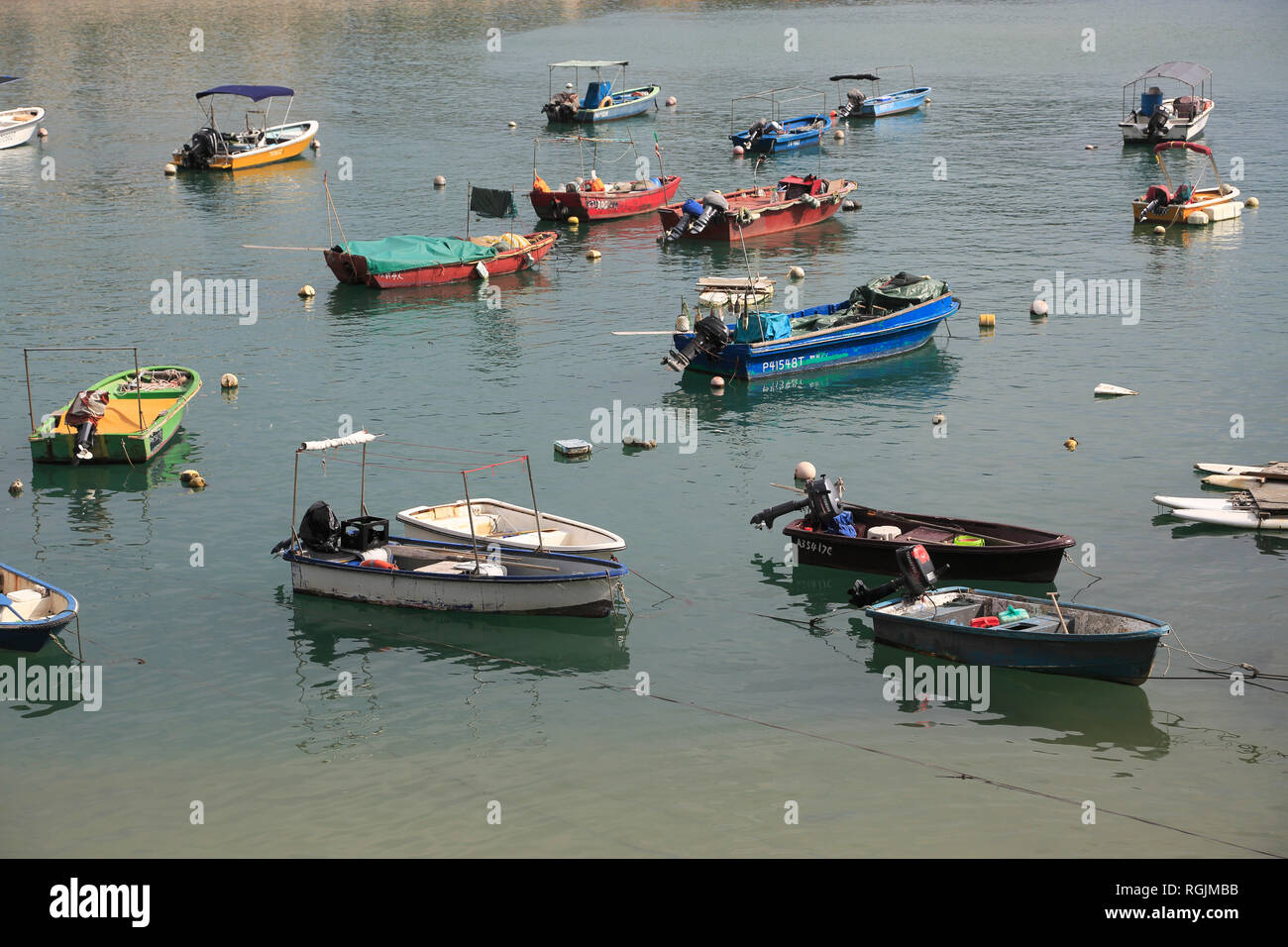 Des bateaux de pêche, quais et Bay, Stanley, l'île de Hong Kong, Hong Kong, Chine, Asie Banque D'Images